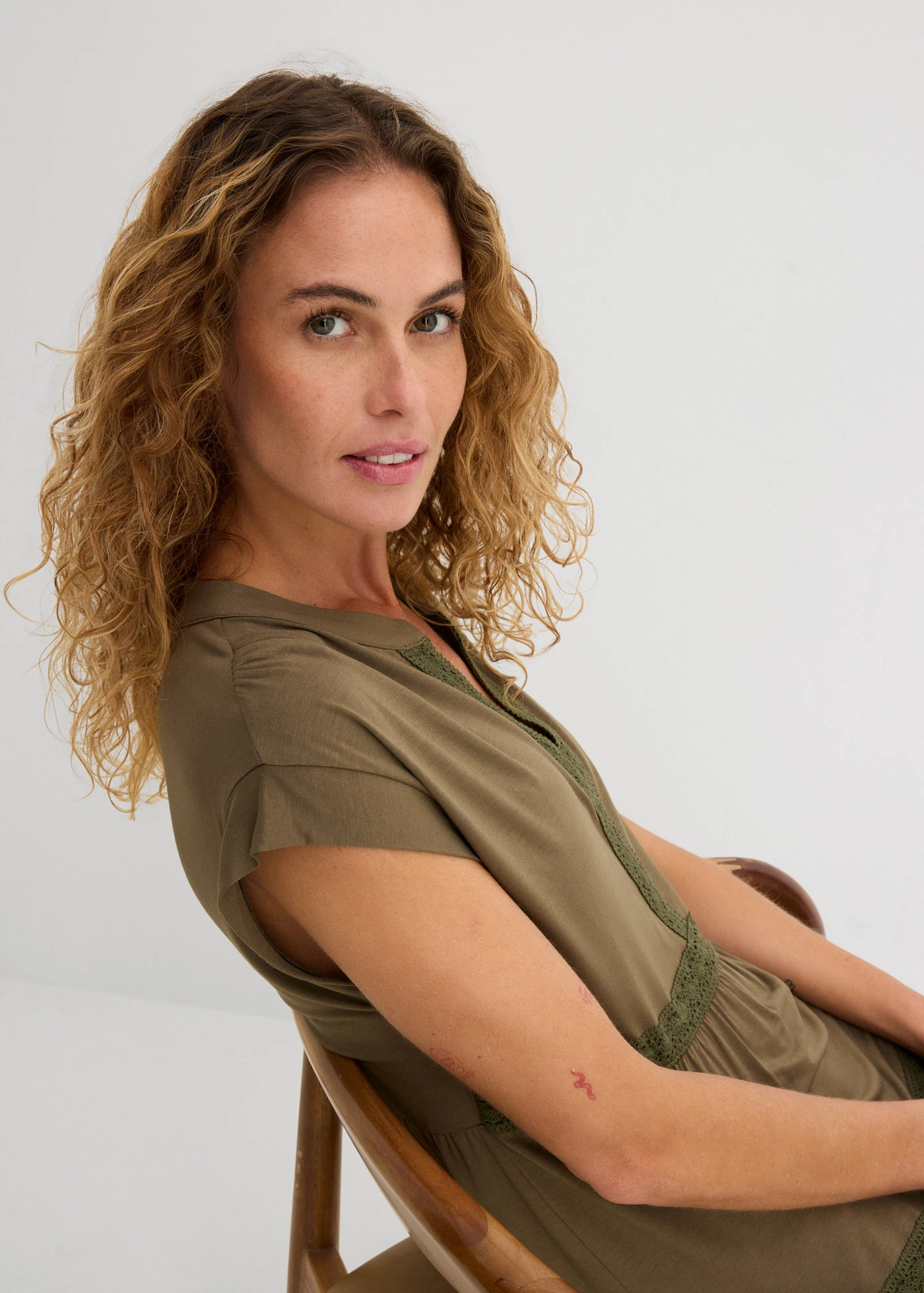 Robe-tunique douce en viscose extensible • olive foncé • Boutique bonprix