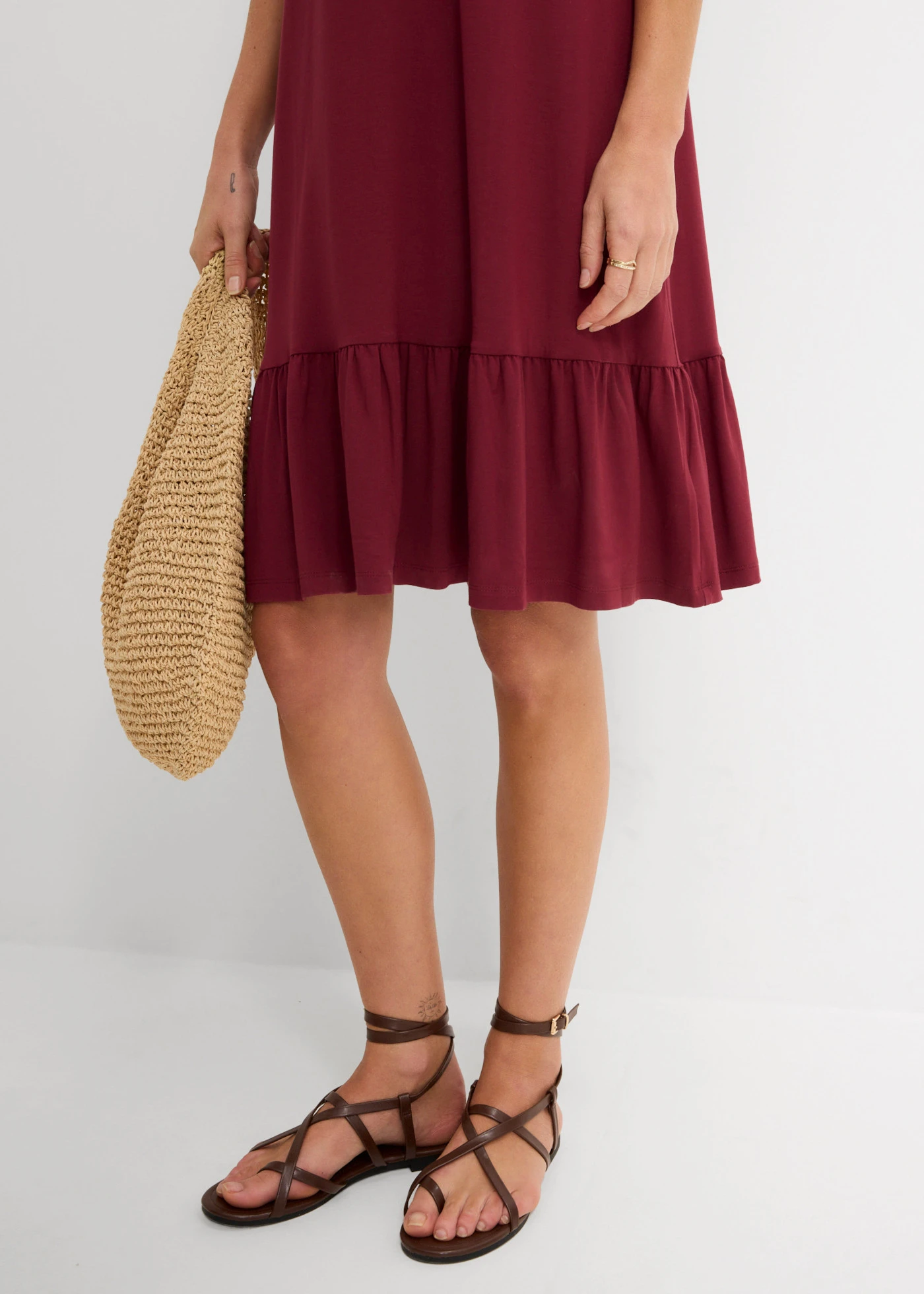 Robe en jersey viscose à volants • rouge érable • Boutique bonprix