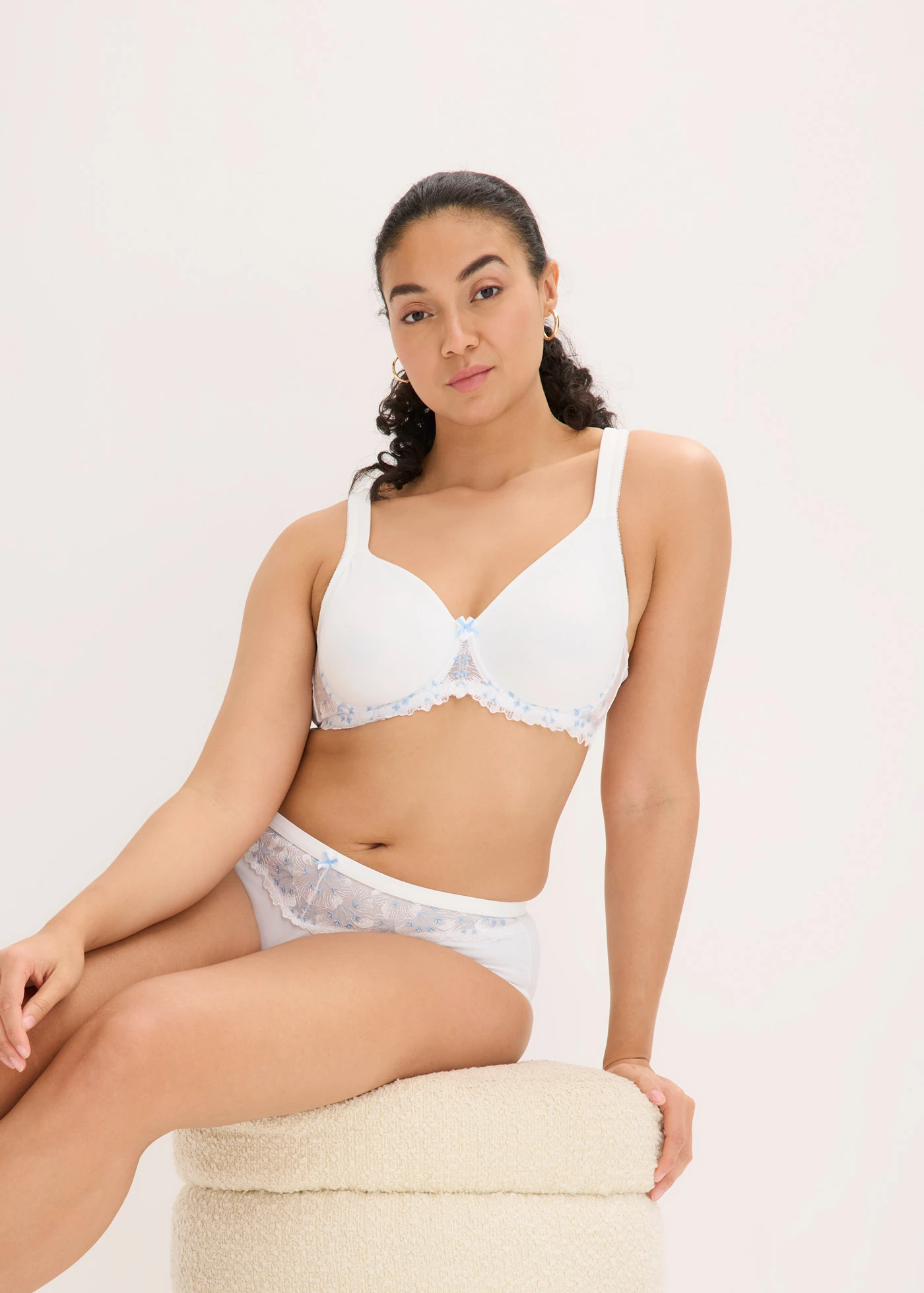 Soutien-gorge minimiseur à broderies • blanc + bleu clair • Boutique bonprix