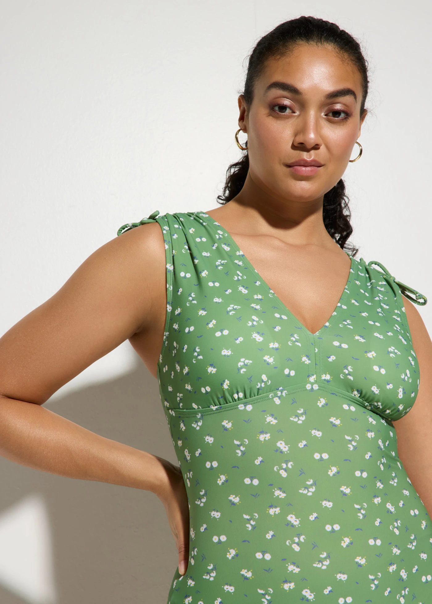 Maillot 1 pièce sculptant à larges bretelles, maintien léger • bleu floral • Boutique bonprix