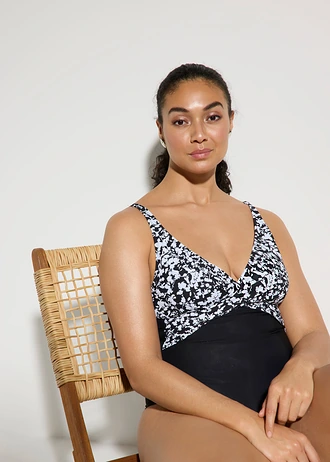 Costum de baie cu aspect petrecut, cu efect de modelare ușor • negru/alb floral • magazin bonprix