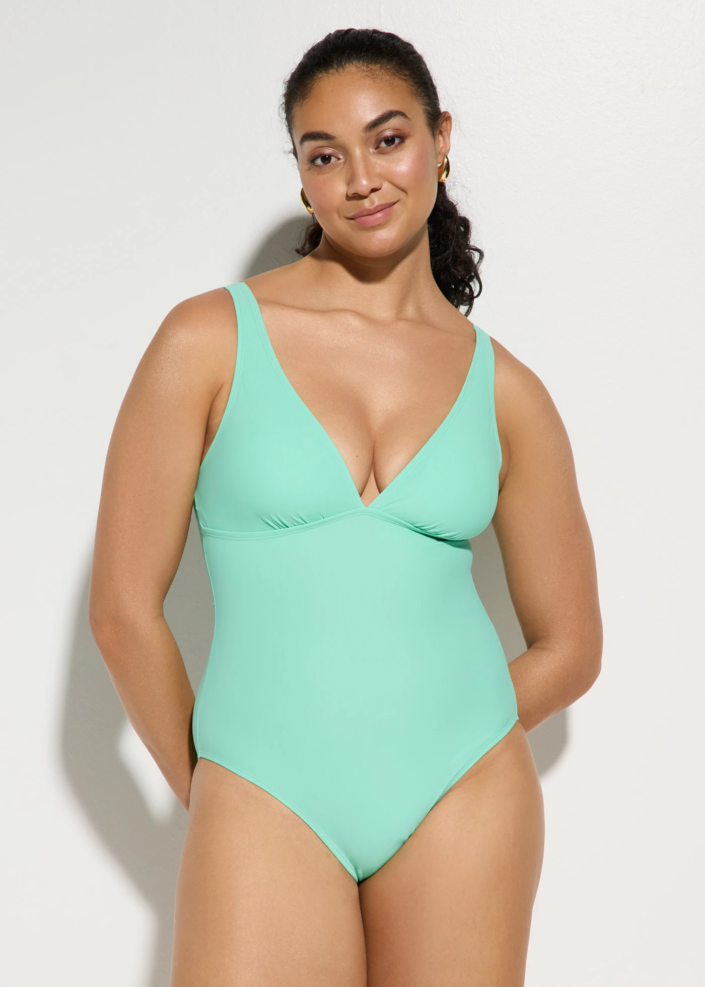 Maillot 1 pièce sculptant à décolleté plongeant, maintien modéré • vert menthol • Boutique bonprix