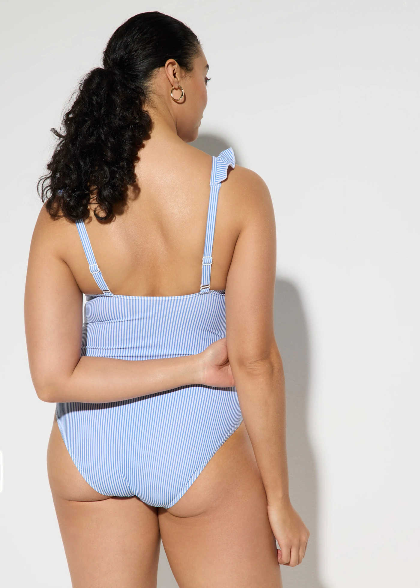 Costum de baie cu efect modelator ușor și volane • albastru/alb dungat • magazin bonprix