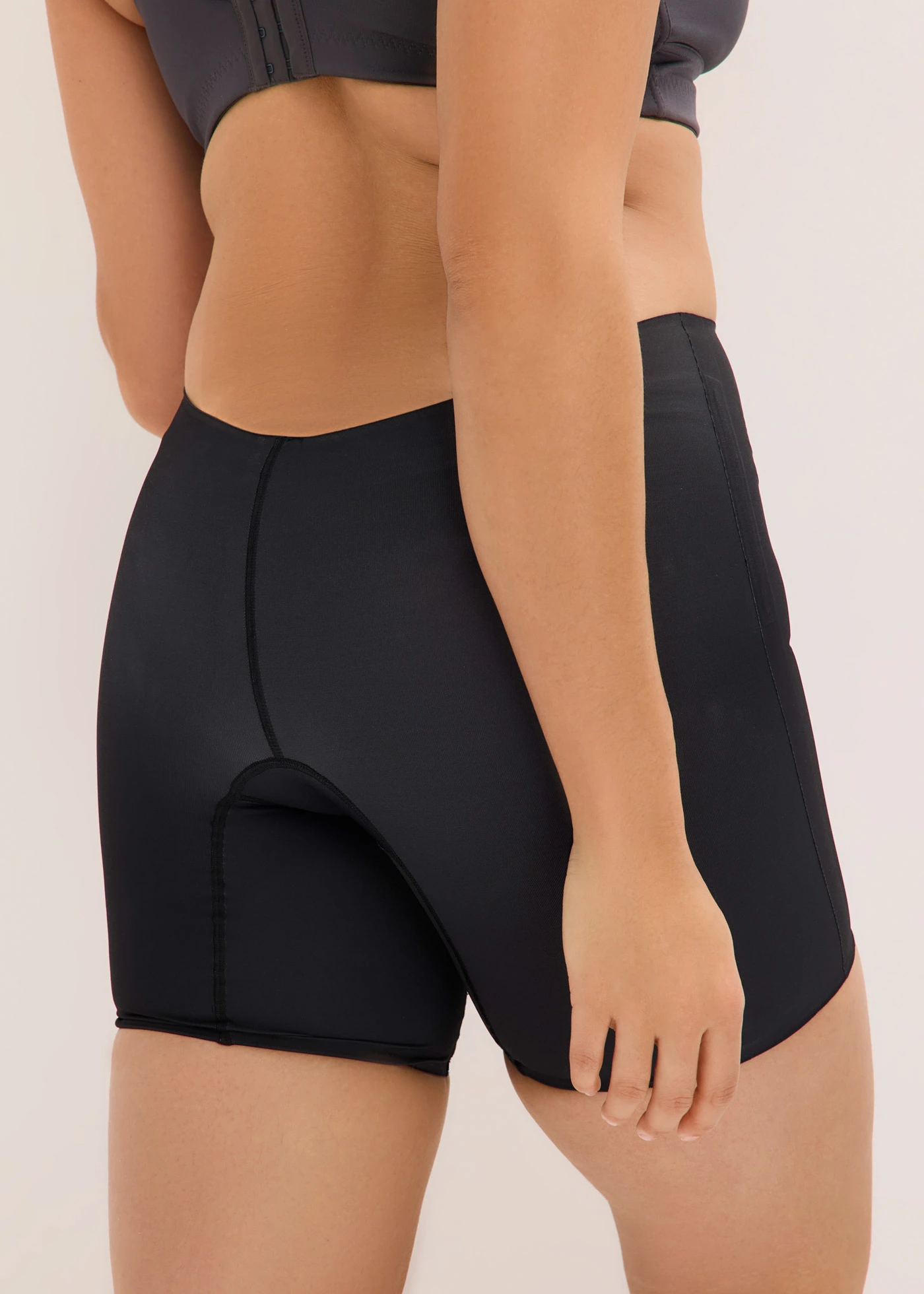 Colanți scurți cu efect modelator mediu, decupați adânc la spate • negru • magazin bonprix