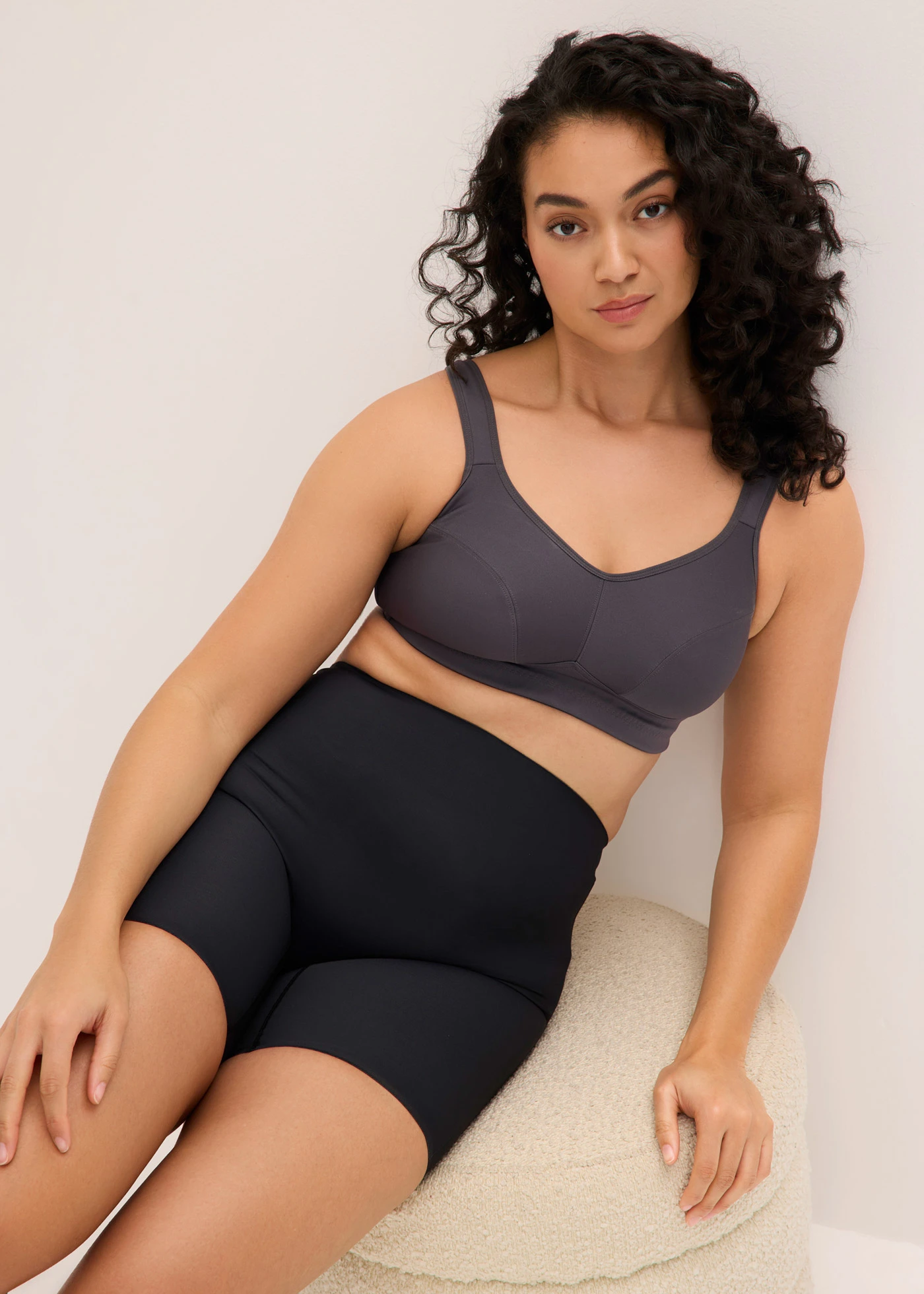 Medium corrigerende short met diep uitgesneden acahterkant • zwart • bonprix online shop