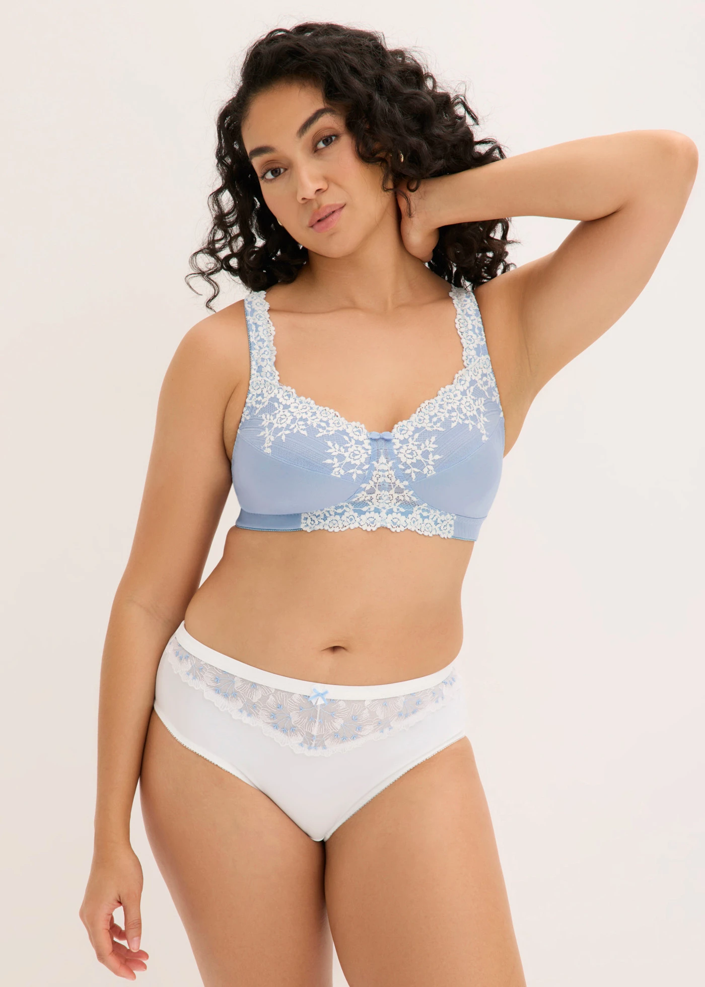 Soutien-gorge grand maintien sans armatures, bretelles rembourrées • bleu poudré-écru • Boutique bonprix