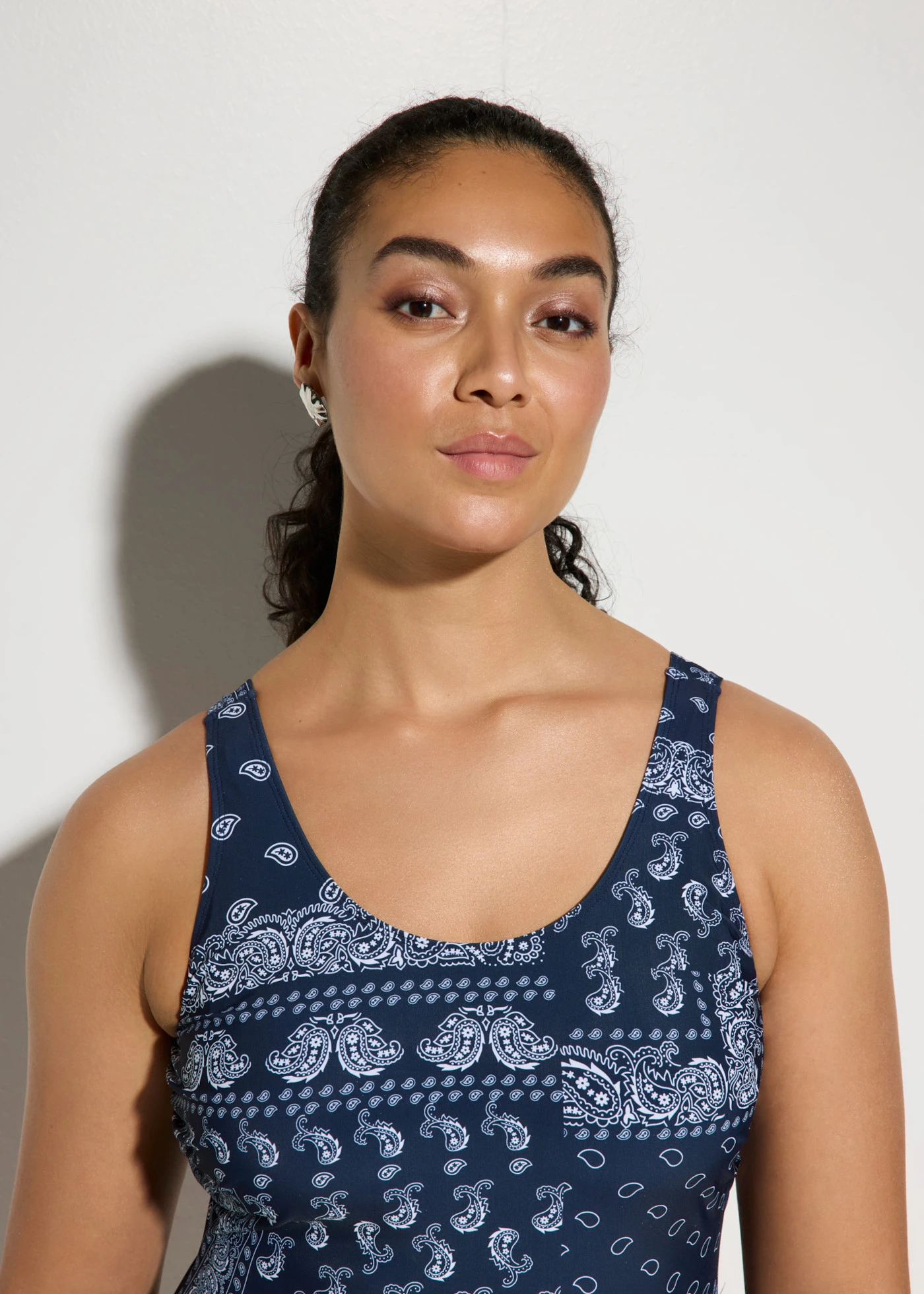 Maillot sculptant à nouettes, maintien léger • bleu foncé-blanc imprimé • Boutique bonprix