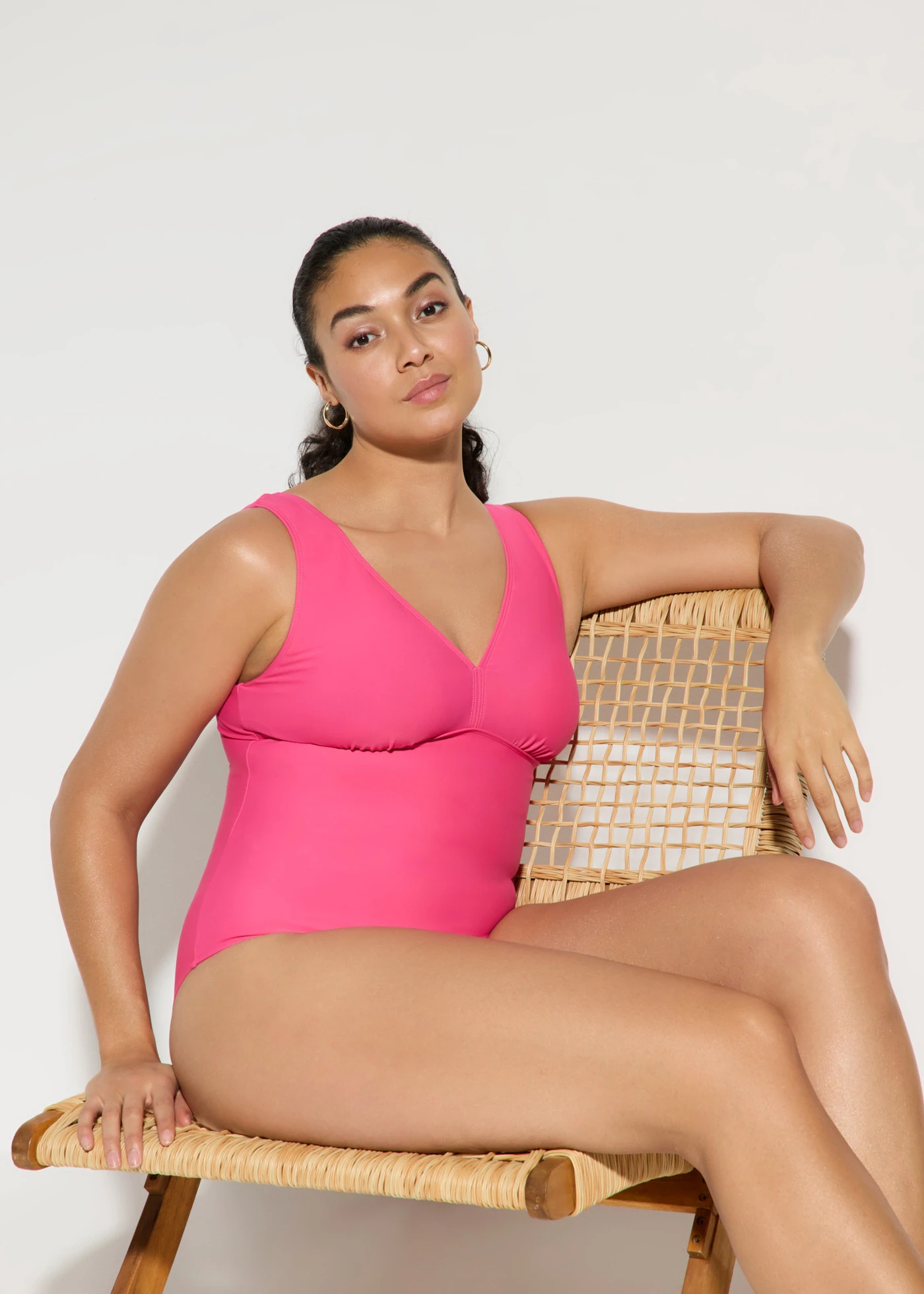 Maillot 1 pièce sculptant à col en V, maintien modéré • rose vif • Boutique bonprix