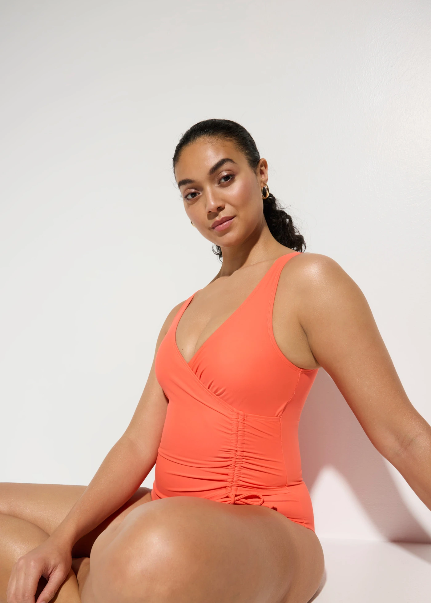 Maillot 1 pièce sculptant à fronces, maintien léger • corail • Boutique bonprix