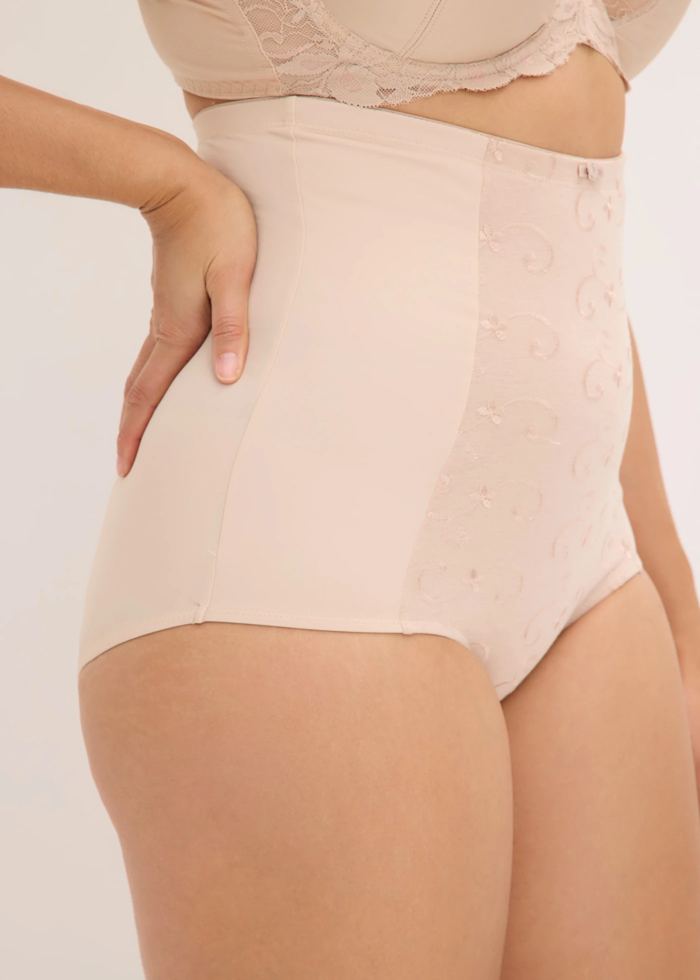 Alakformáló alsó, High Waist, pamuttal és hímzéssel • bézs • bonprix áruház