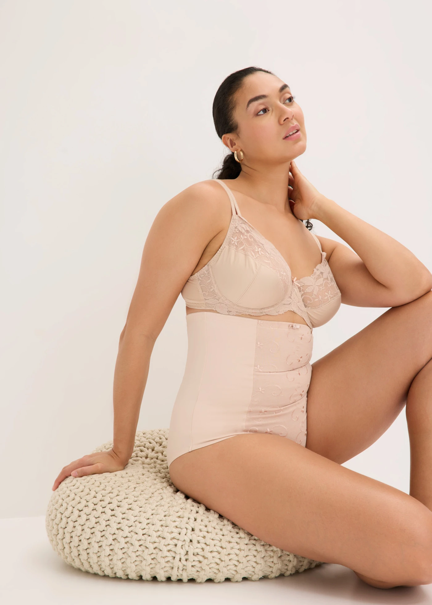 Alakformáló alsó, High Waist, pamuttal és hímzéssel • bézs • bonprix áruház