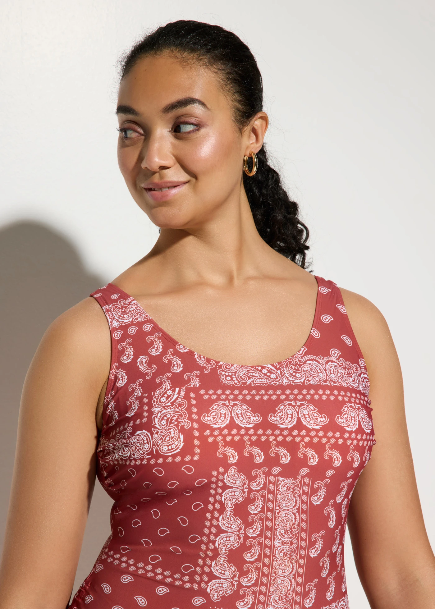 Maillot sculptant à nouettes, maintien léger • rouge piment-blanc imprimé • Boutique bonprix