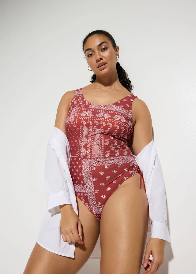 Costum de baie shape cu efect modelator ușor și încrețituri laterale • roșu-chilli- alb cu imprimeu • magazin bonprix