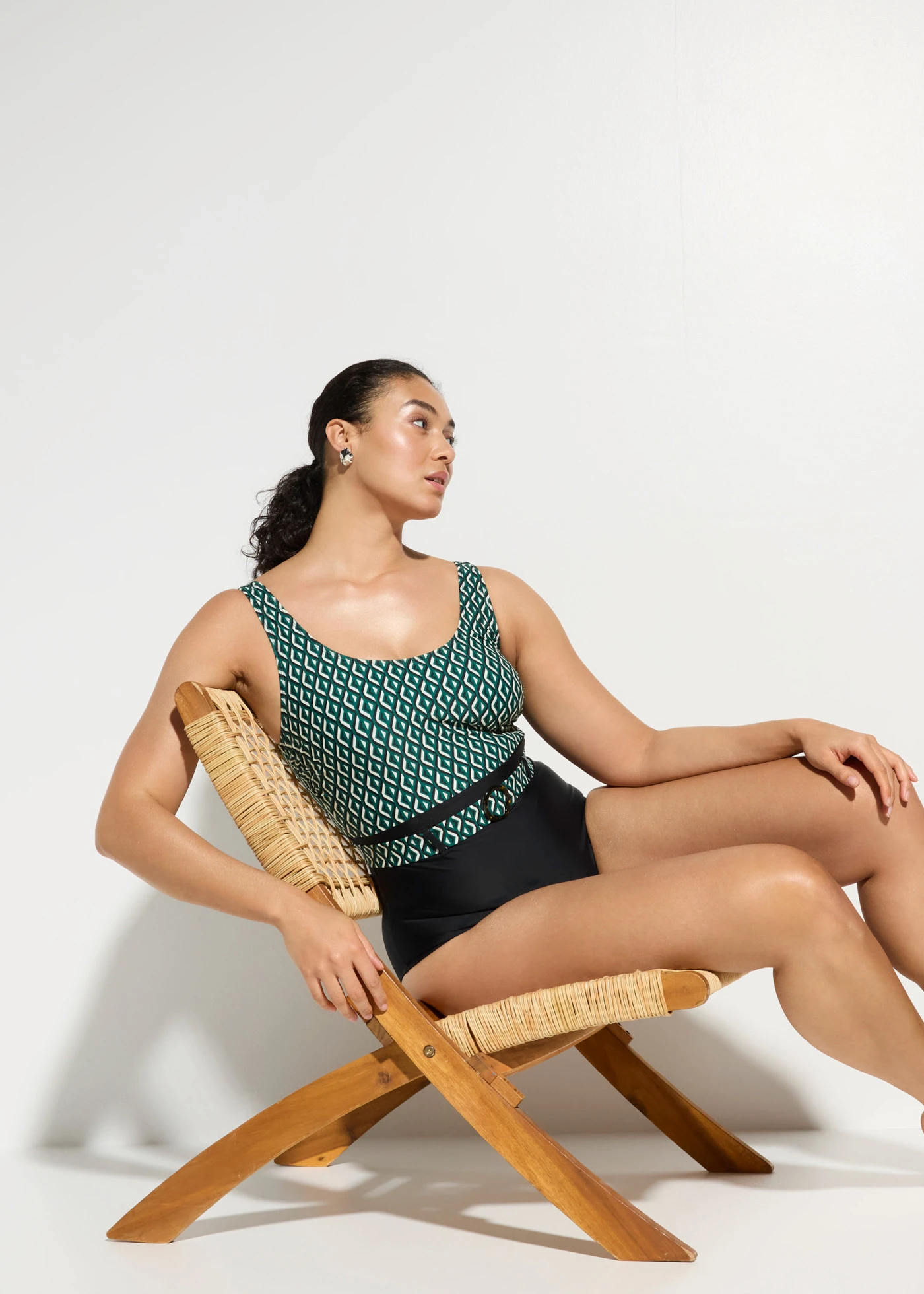 Costum de baie cu efect modelator mediu, cu cordon • negru-verde-alb grafic • magazin bonprix