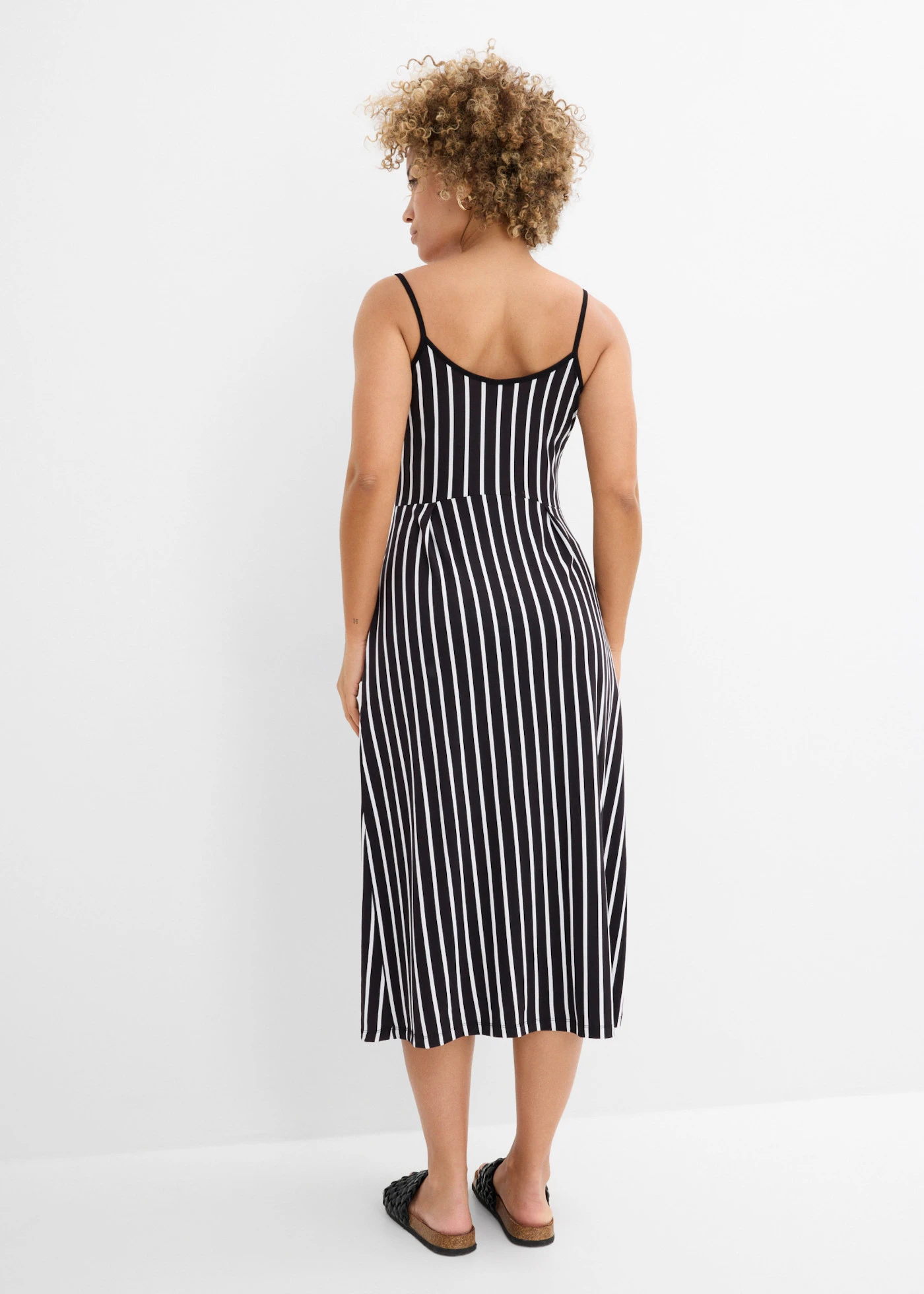 Robe midi en douce viscose extensible • noir-écru rayé • Boutique bonprix