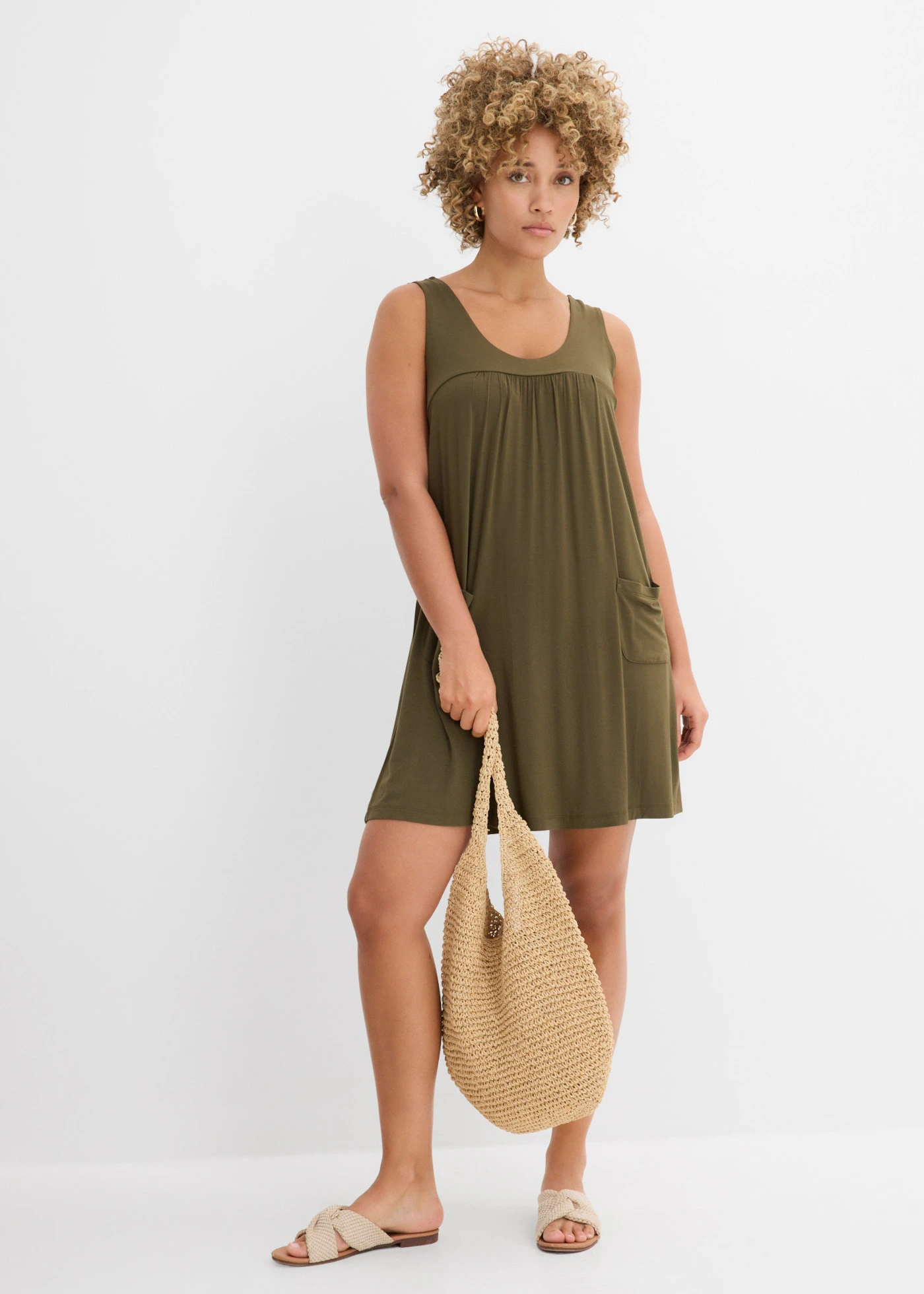 Robe courte en jersey en viscose douce • olive foncé • Boutique bonprix