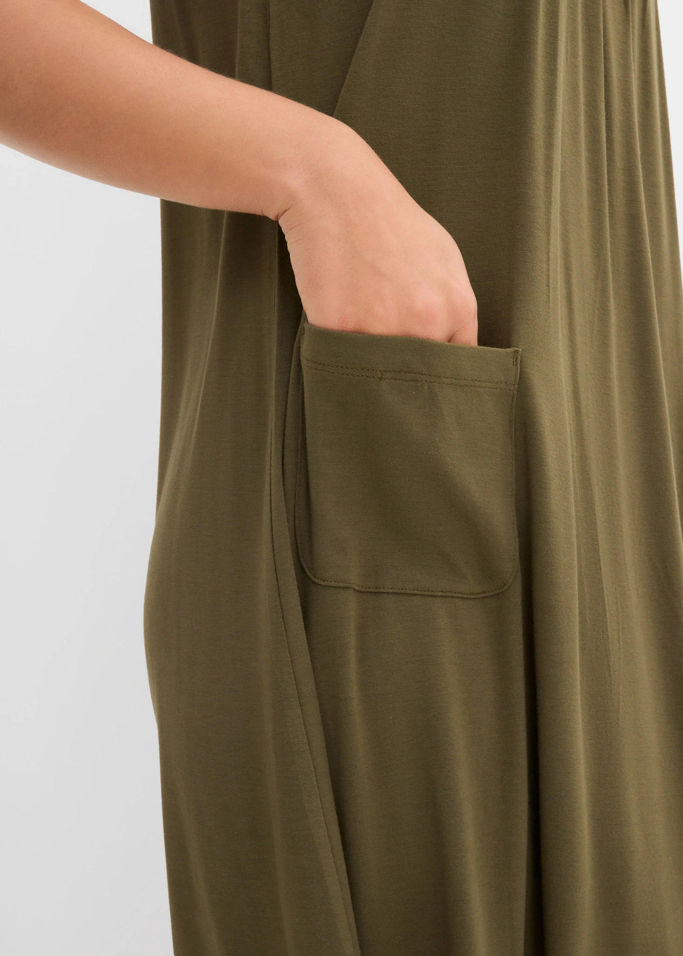 Rochie jerse cu buzunare din viscoză moale • oliv închis • magazin bonprix