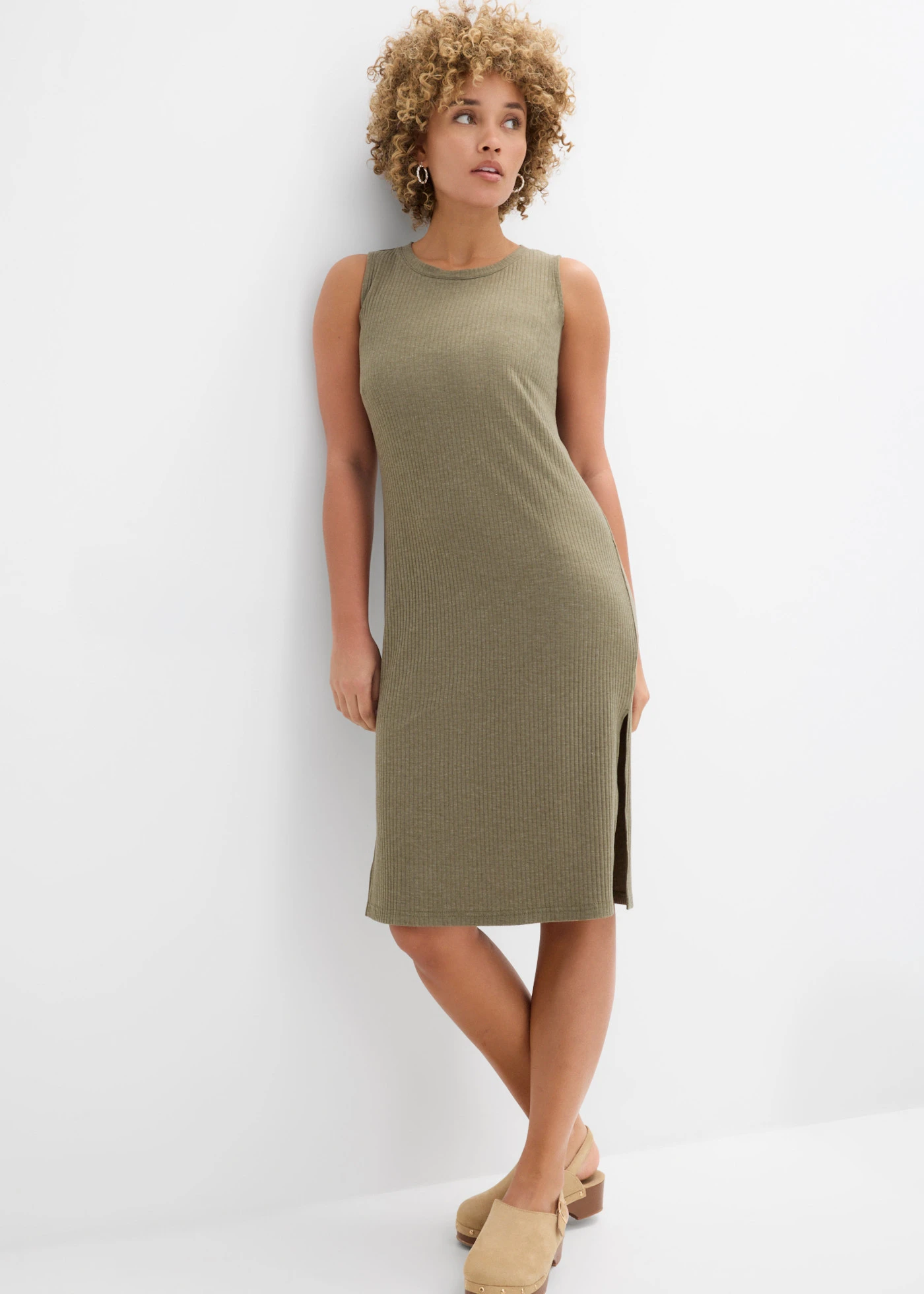 Robe côtelée et fendue sur les côtés • olive foncé chiné • Boutique bonprix