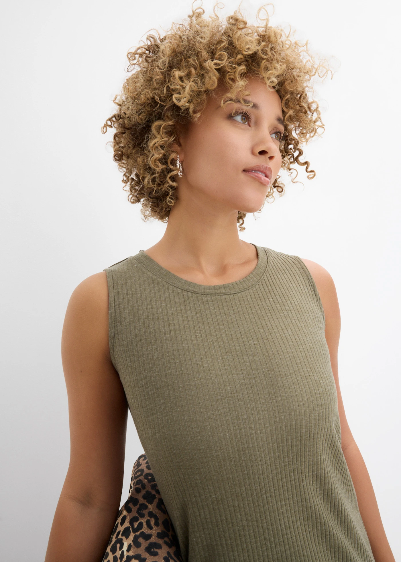 Geribde jurk met zijsplitten van een vloeiende viscosemix • donkerolijfgroen gemêleerd • bonprix online shop