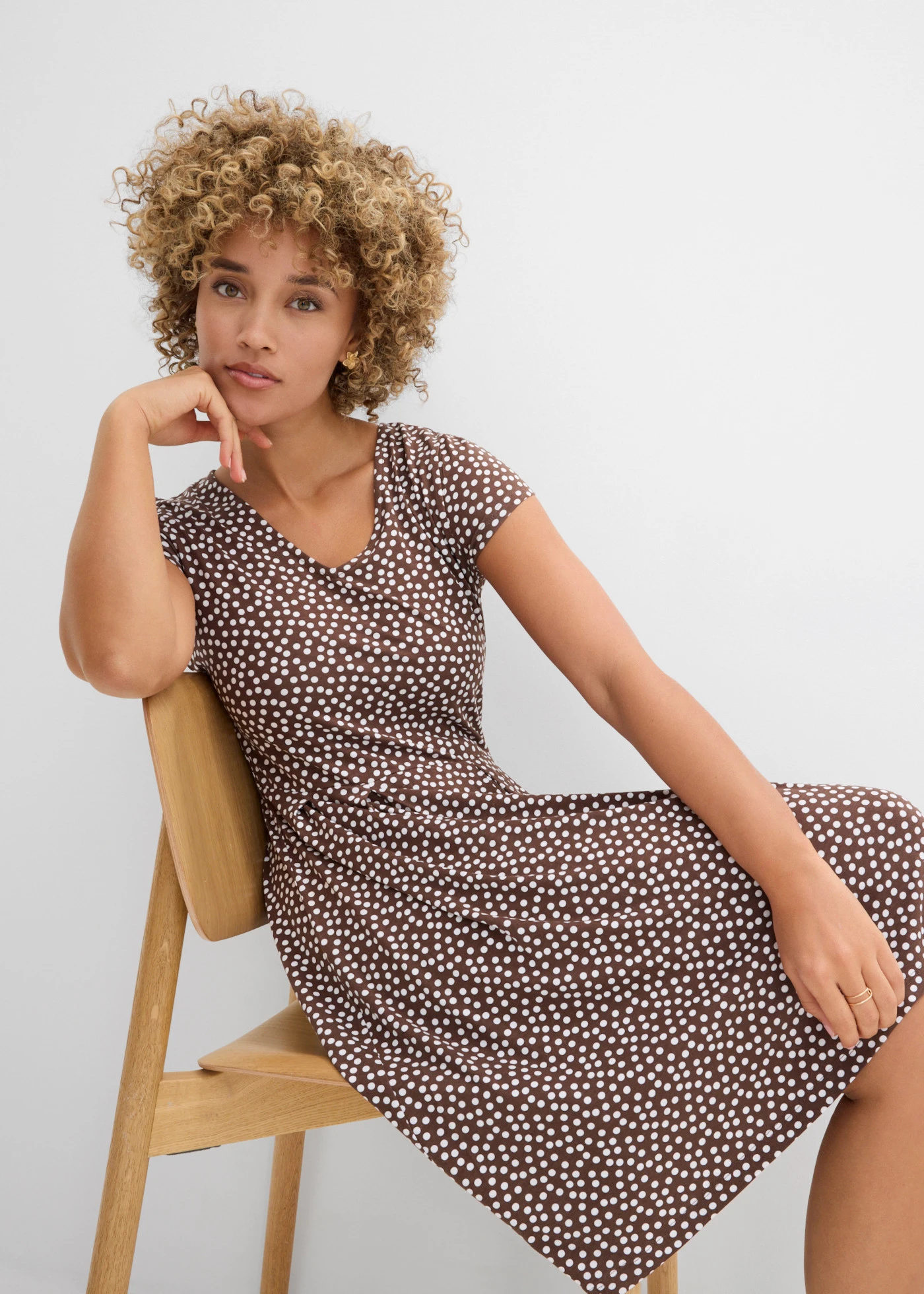 Jersey jurk in een viscosemix • bruin-wolwit met print • bonprix online shop