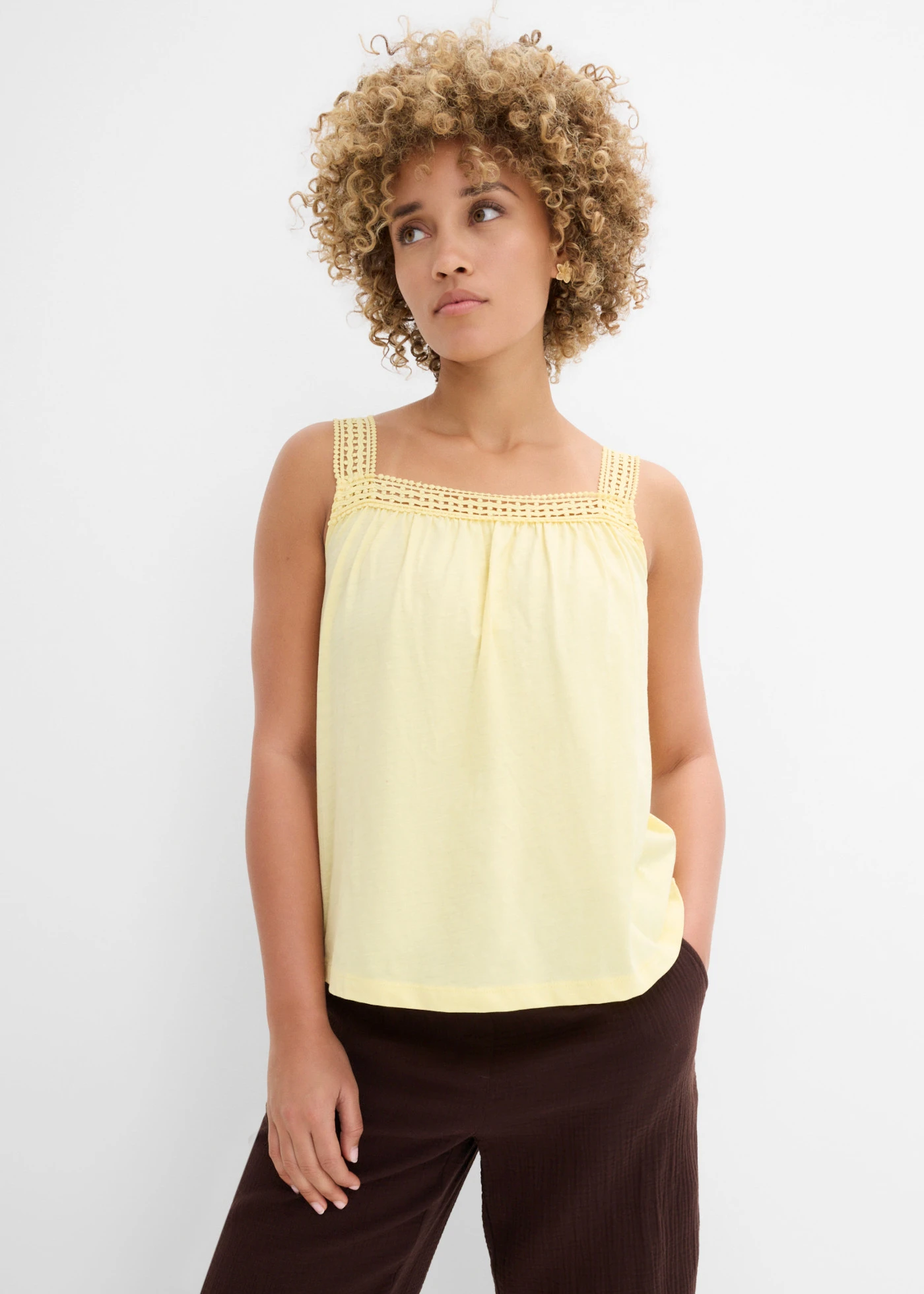 Losjes vallende top met kanten schouderbandjes • lichtgeel • bonprix online shop