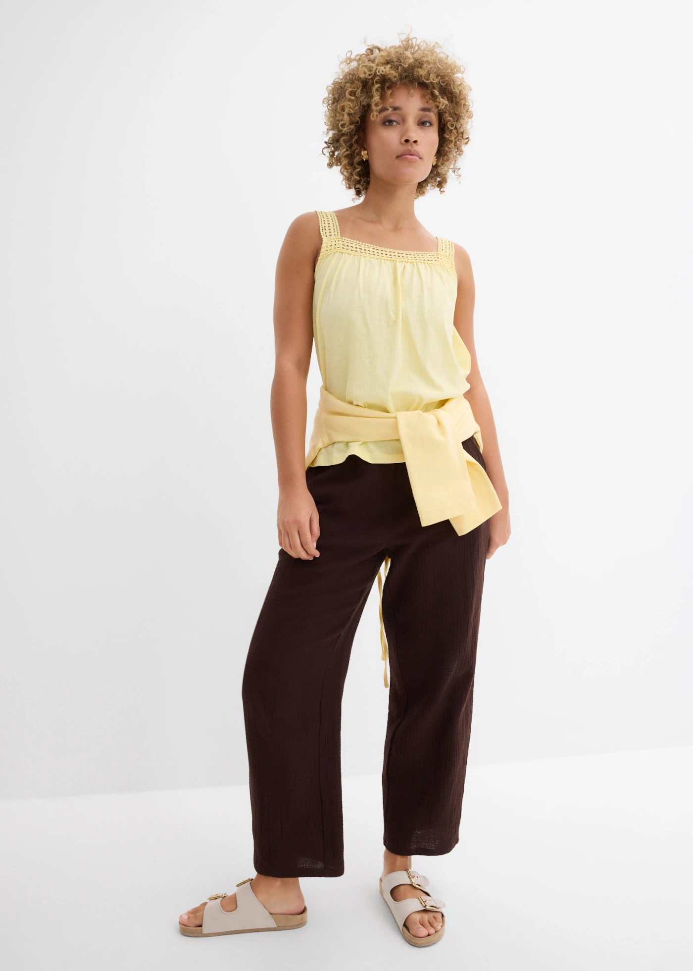 Losjes vallende top met kanten schouderbandjes • lichtgeel • bonprix online shop