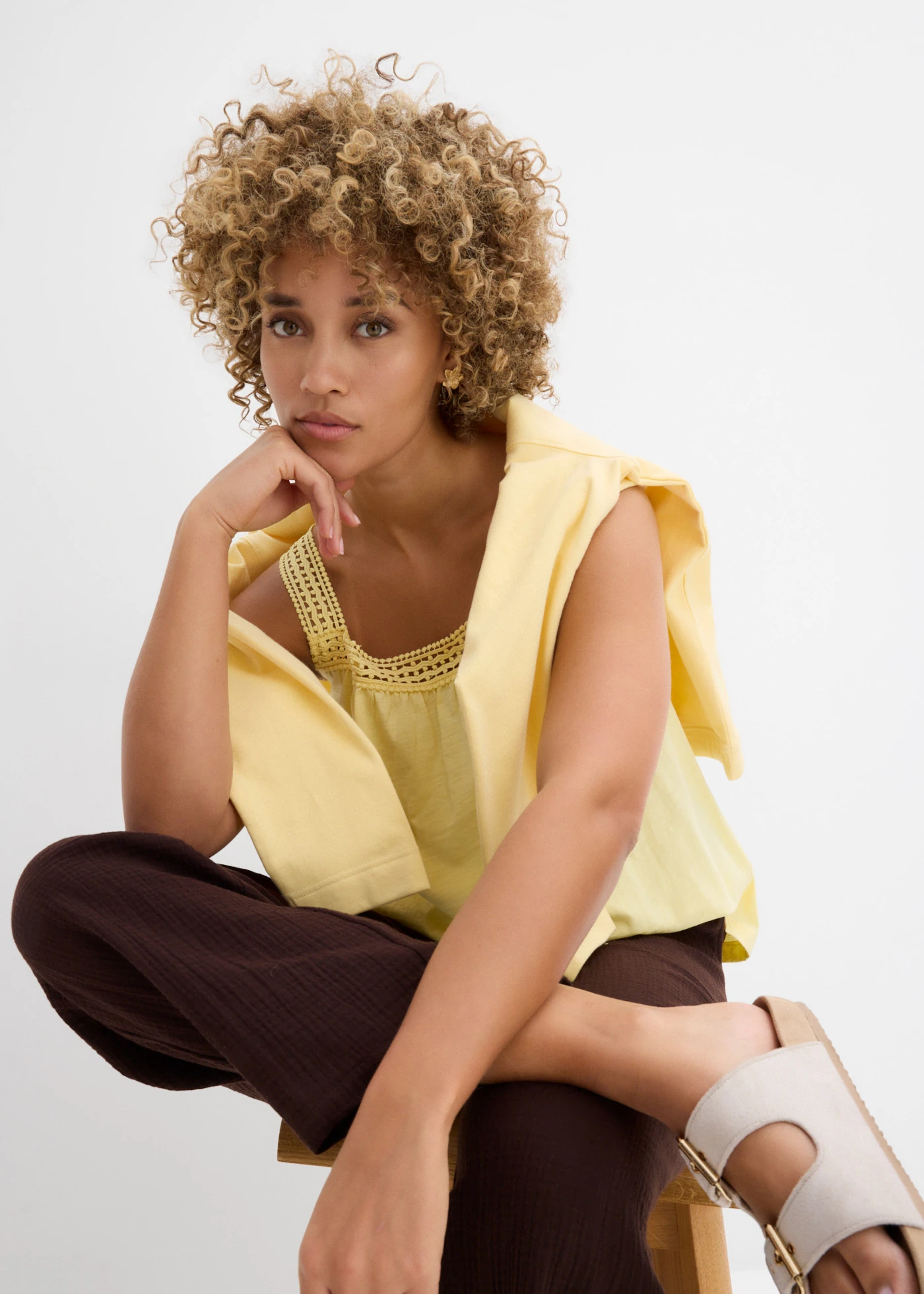 Losjes vallende top met kanten schouderbandjes • lichtgeel • bonprix online shop