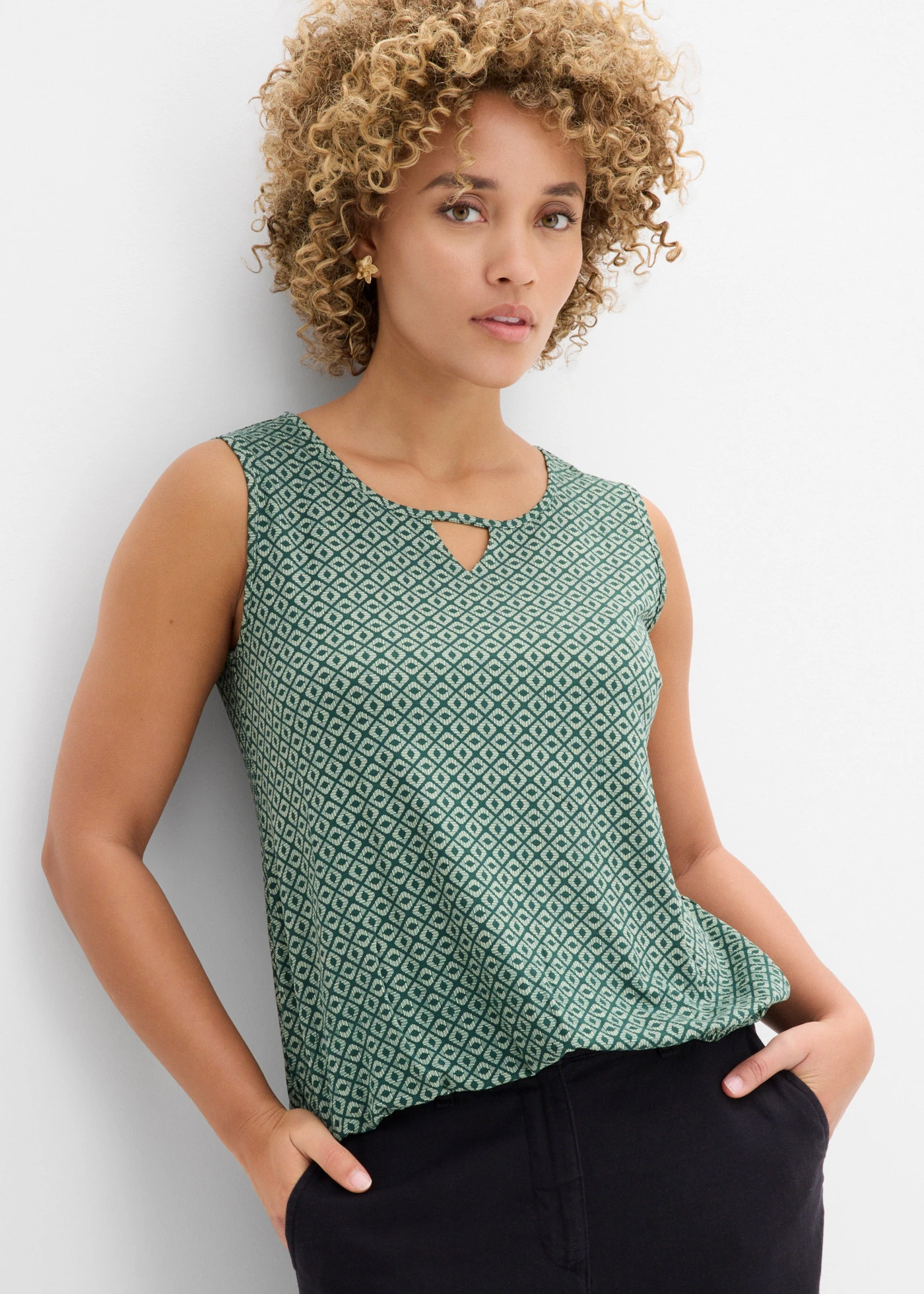 Top avec base élastiquée • vert pâle/vert mat imprimé • Boutique bonprix