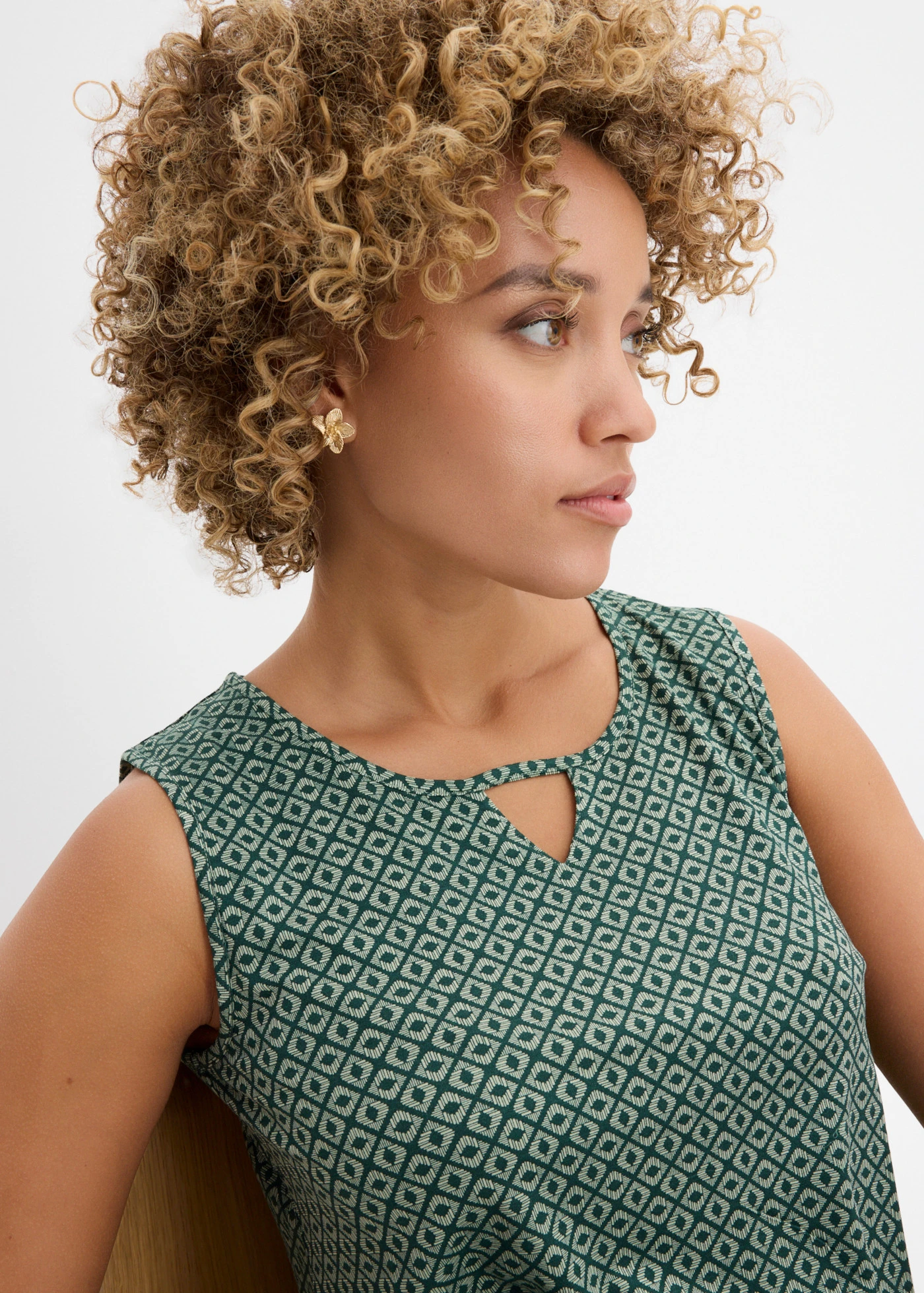 Top met elastiek • bleekgroen/mat groen gedessineerd • bonprix online shop