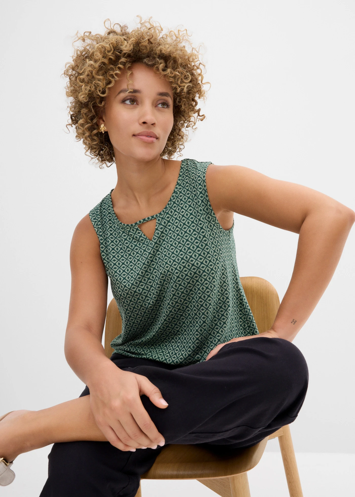 Top met elastiek • bleekgroen/mat groen gedessineerd • bonprix online shop