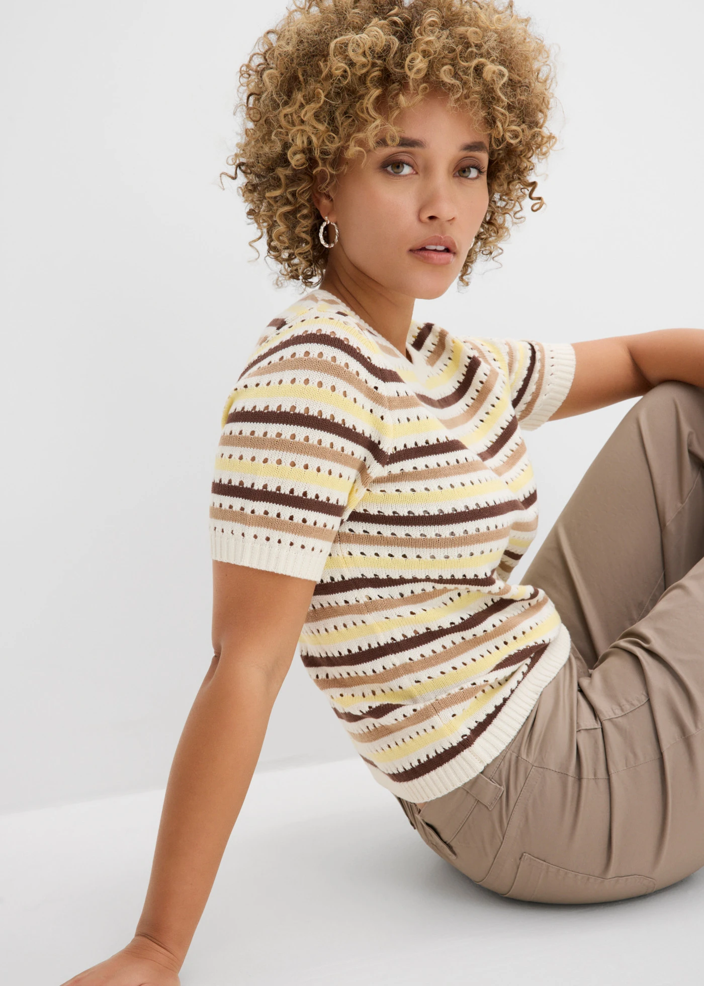 T-shirt en maille ajourée • blanc nacré-marron-camel mat-jaune clair rayé • Boutique bonprix