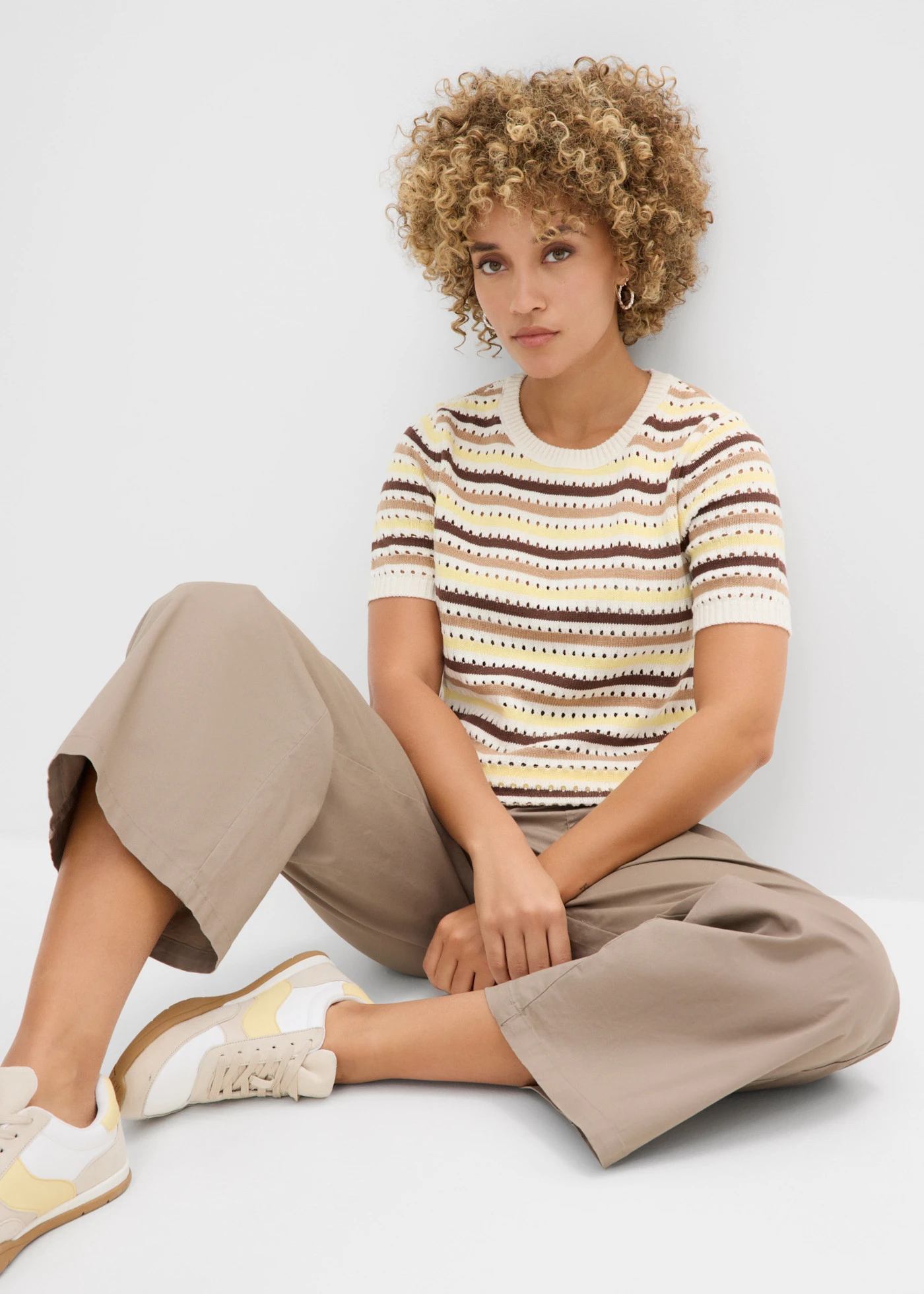 T-shirt en maille ajourée • blanc nacré-marron-camel mat-jaune clair rayé • Boutique bonprix
