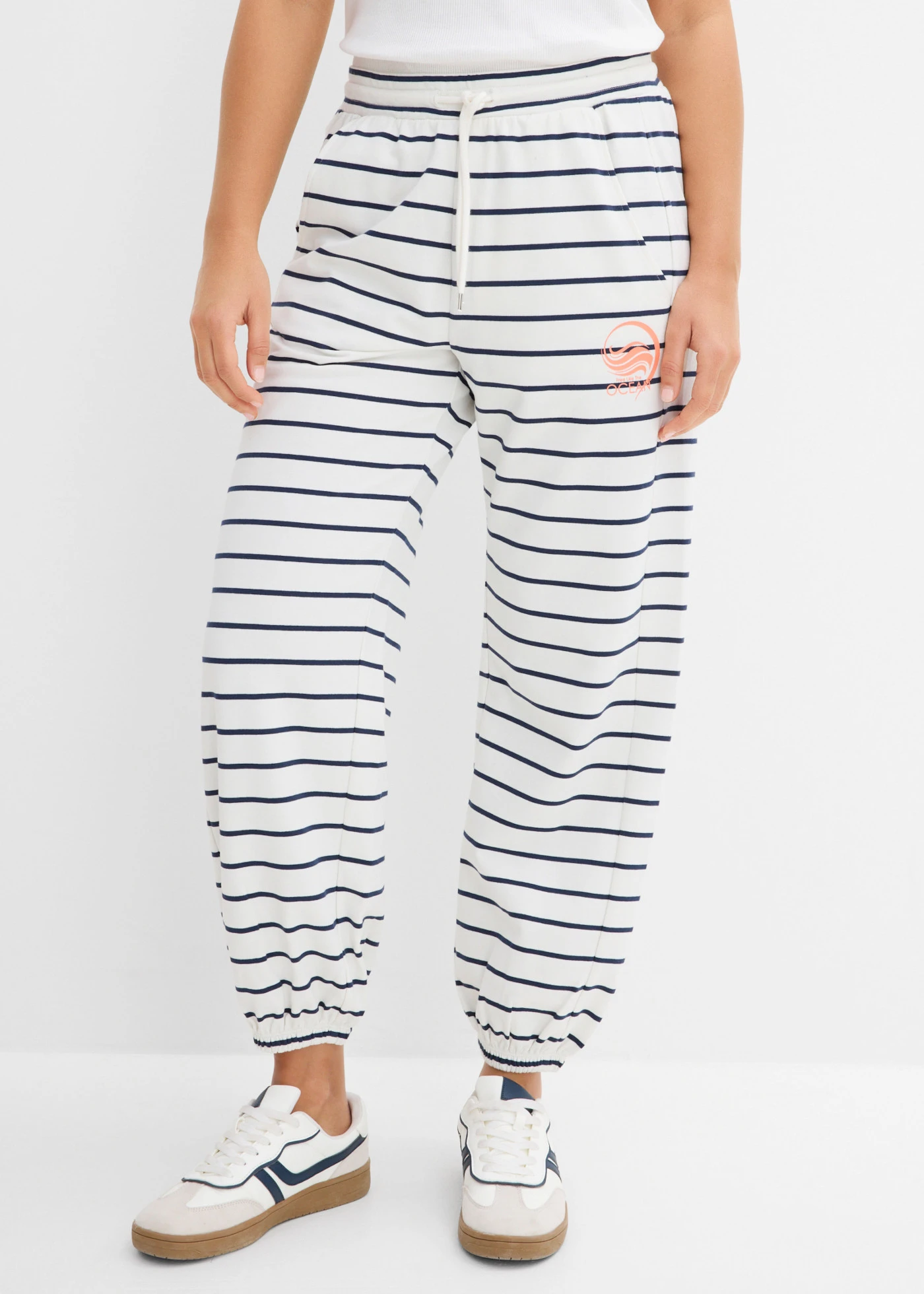 Sweatpants in een katoenmix • wolwit-donkerblauw horizontaal gestreept • bonprix online shop