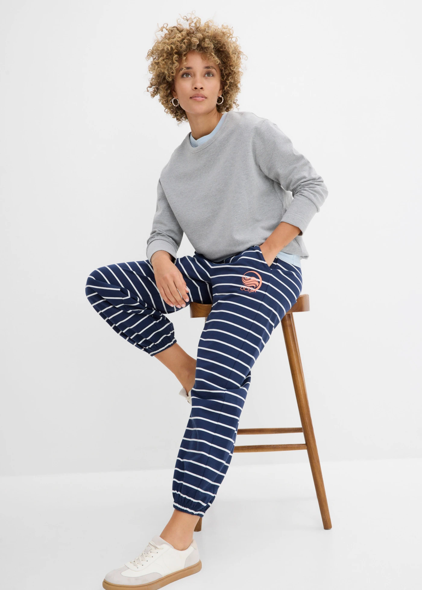 Pantalon sweat en coton mélangé • bleu foncé-écru rayé • Boutique bonprix