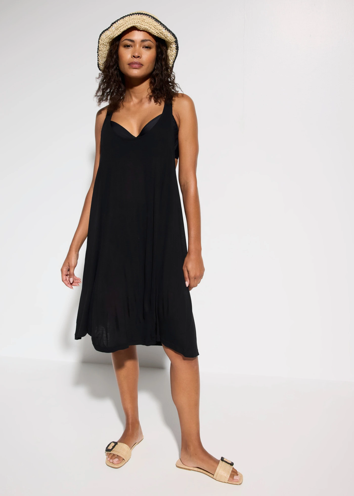Robe de plage en viscose fluide • noir • Boutique bonprix