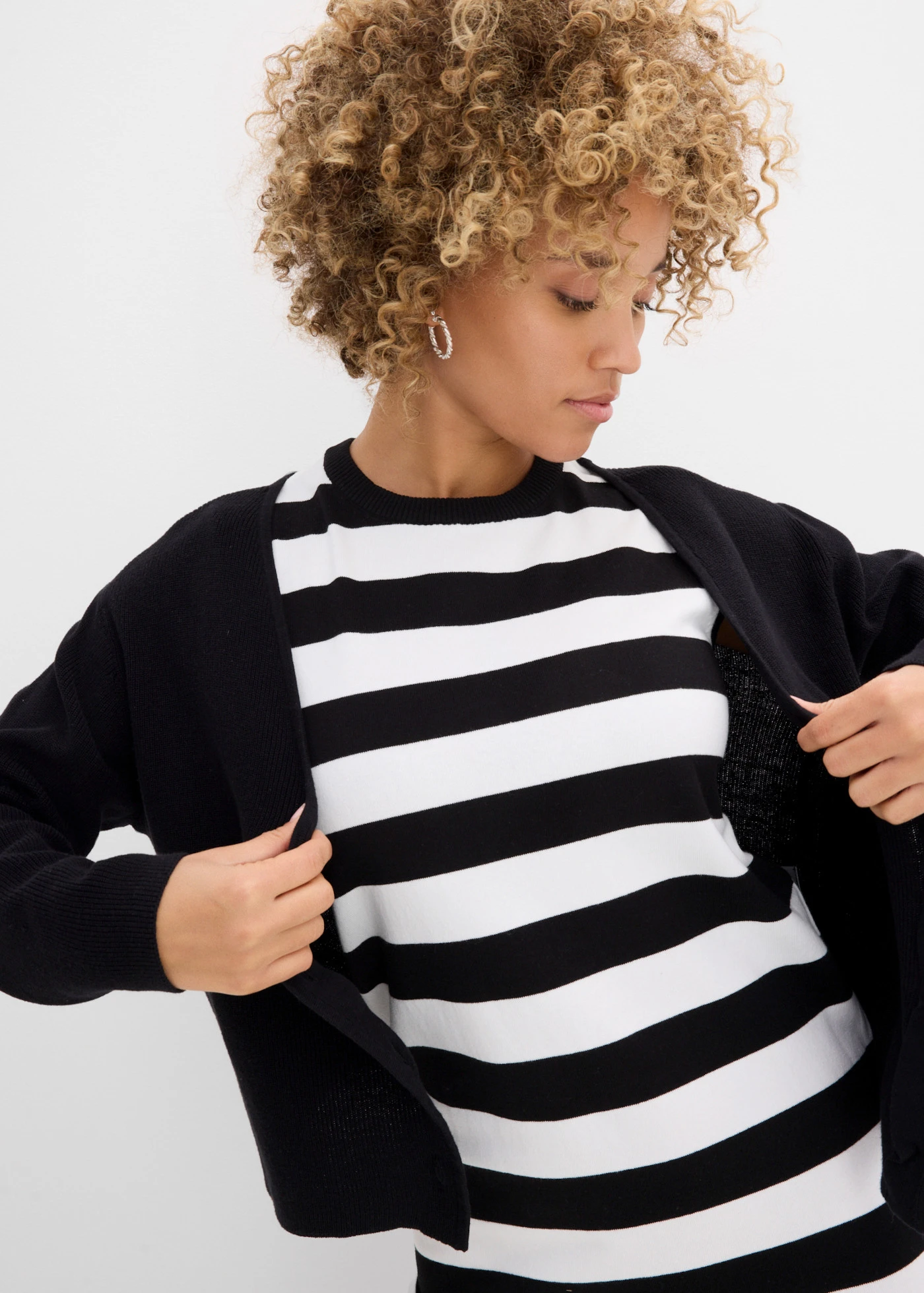 Robe en maille • noir-écru rayé • Boutique bonprix