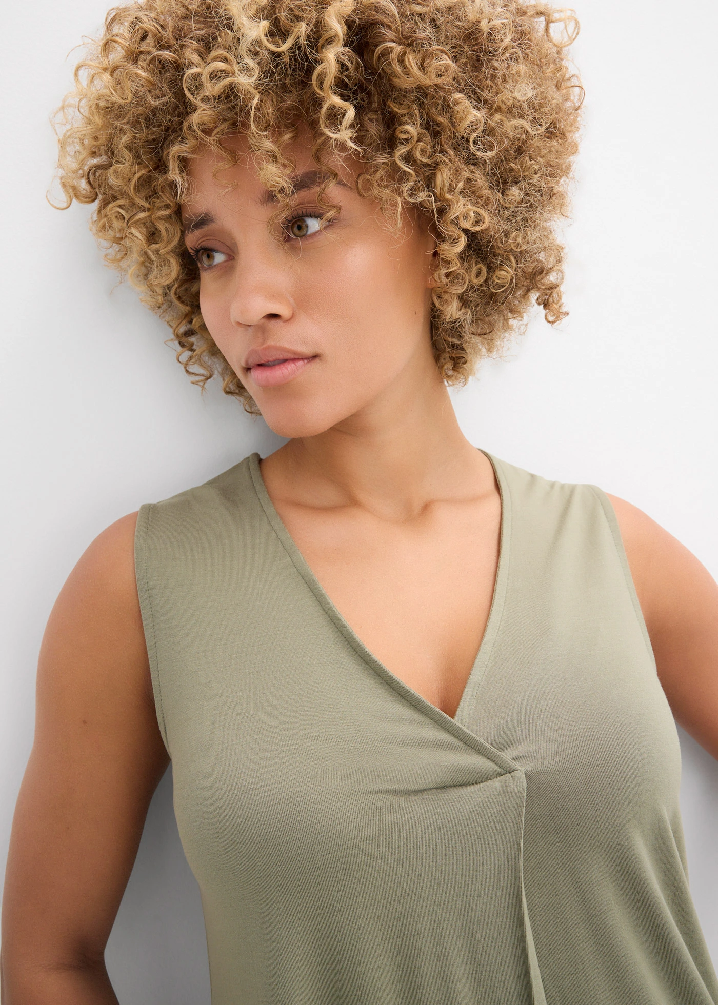 Top en viscose douce et extensible • olive • Boutique bonprix