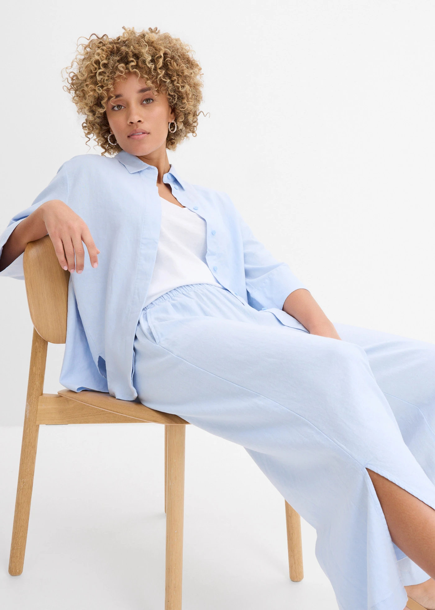 Overhemdblouse in een koele linnenmix • poederblauw • bonprix online shop