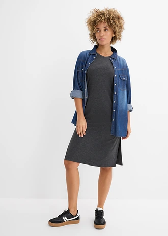Geribde jurk met zijsplitten van een vloeiende viscosemix • antraciet gemêleerd • bonprix online shop