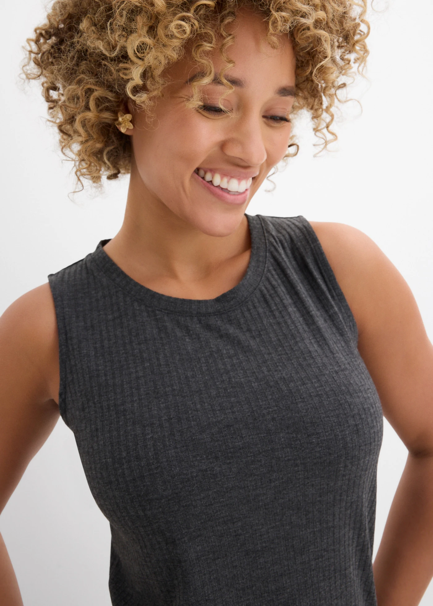 Robe côtelée et fendue sur les côtés • anthracite chiné • Boutique bonprix