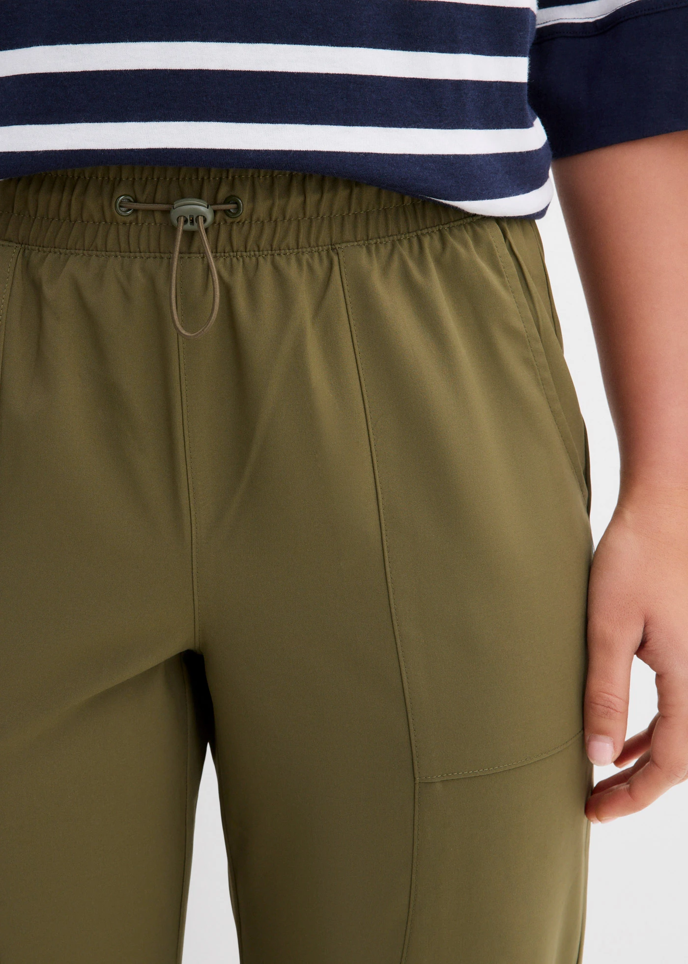 Sneldrogende outdoor broek met rijgkoordjes • donkerolijfgroen • bonprix online shop