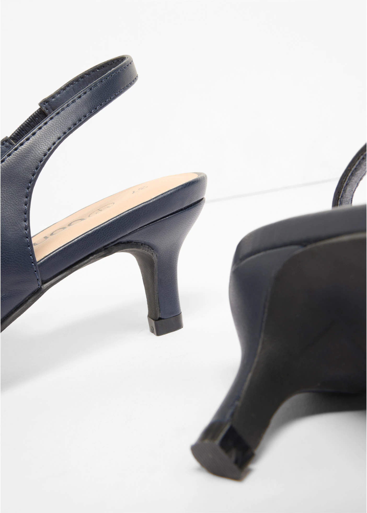 Lodičky s otevřenou patou a úzkým podpatkem • tmavě modrá • bonprix obchod