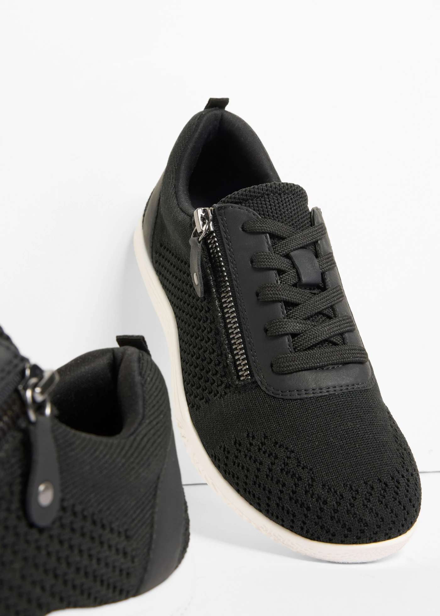 Sneakersy w stylu barefoot, z elastyczną podeszwą • czarny • sklep bonprix