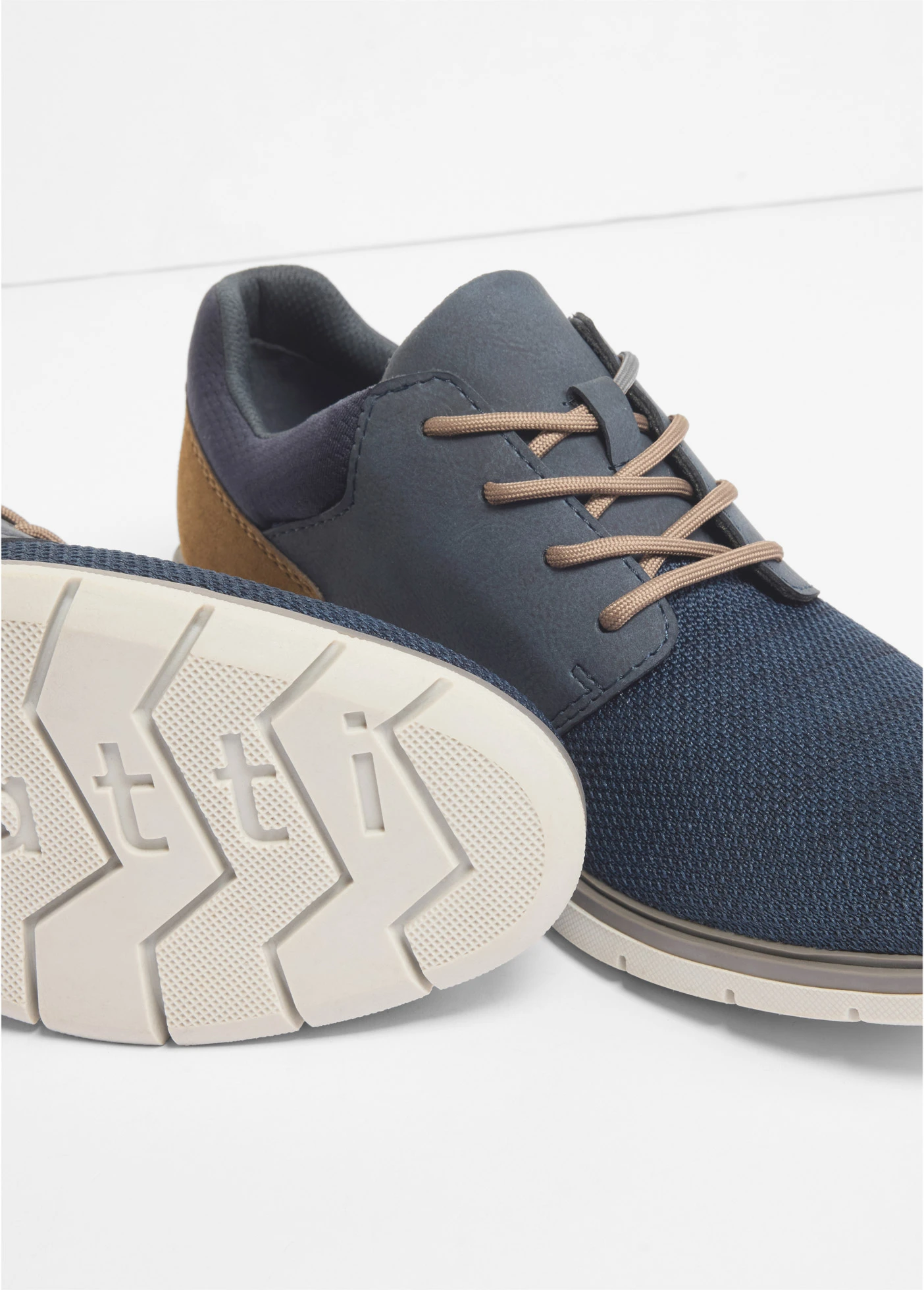 Buty sznurowane marki Bugatti z profilowaną podeszwą • ciemnoniebieski • sklep bonprix