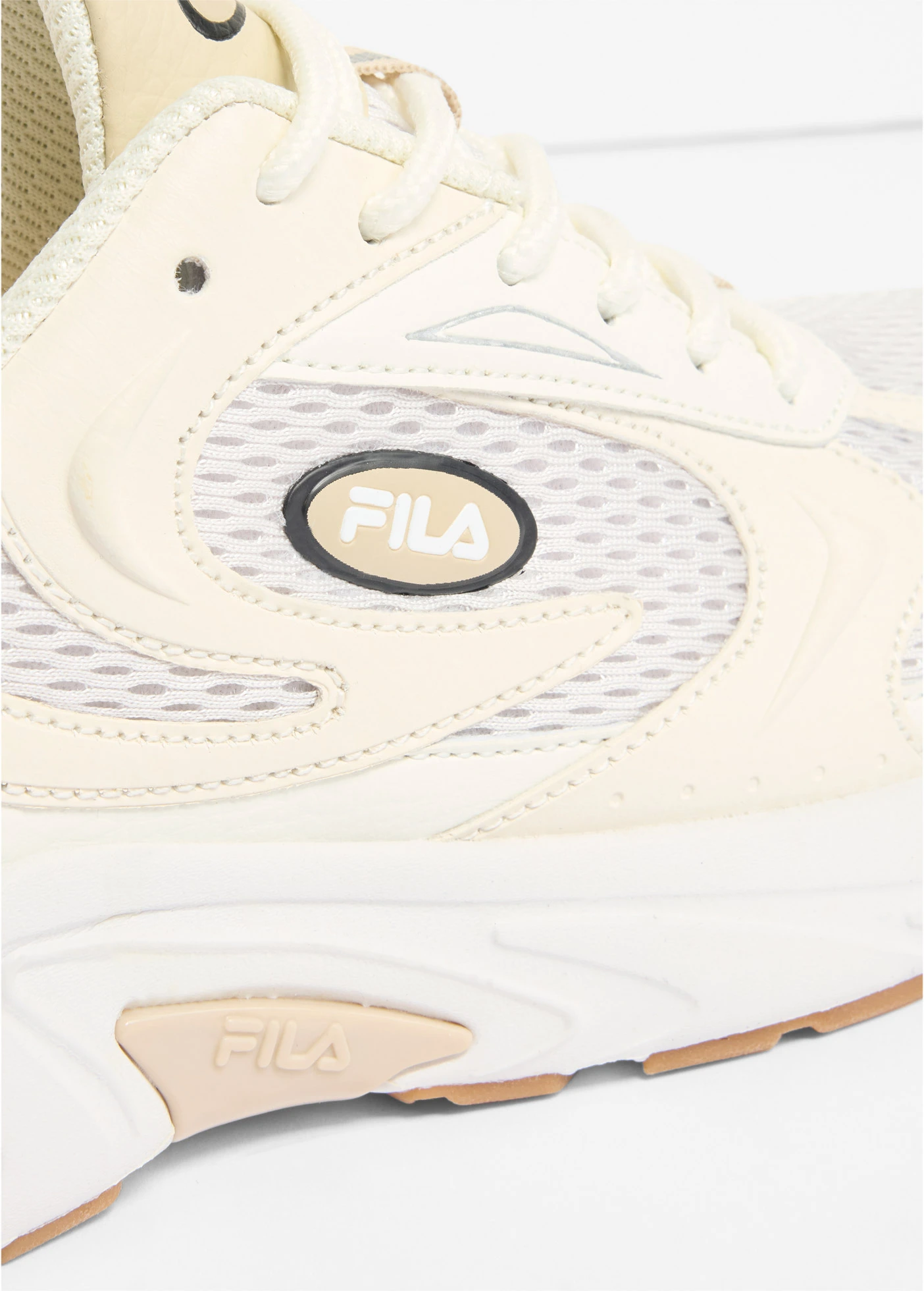 Sneakers Fila chunky à empiècement mesh • beige-blanc • Boutique bonprix