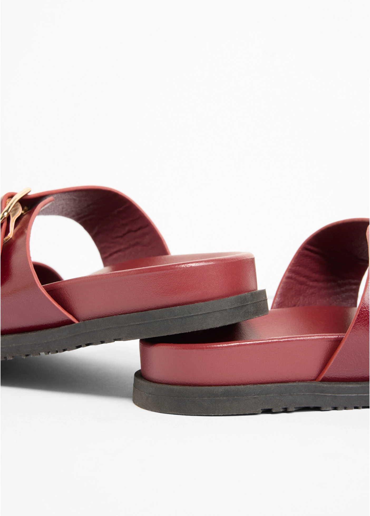 Slippers met gesp • robijnrood • bonprix online shop