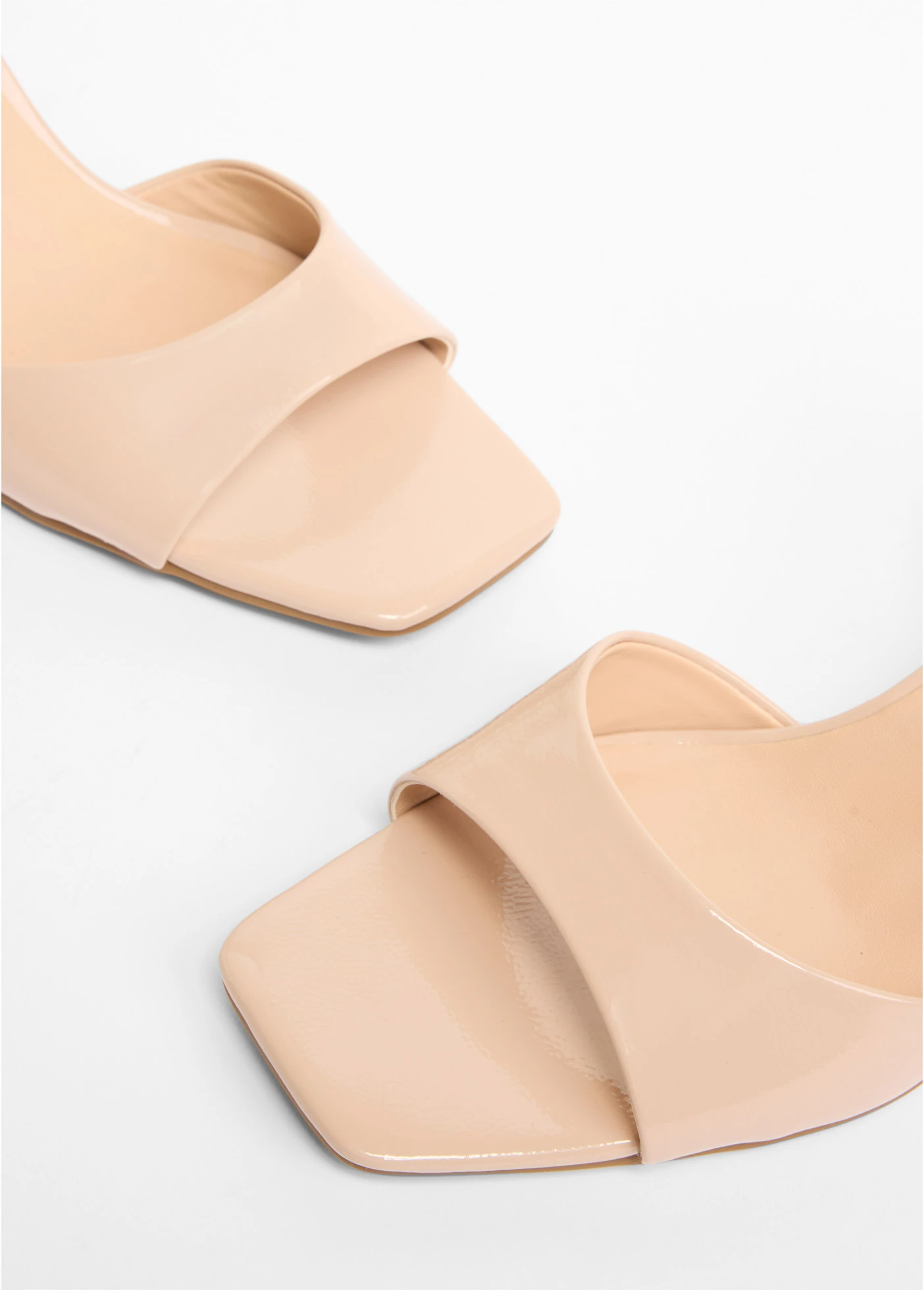 Sandalen met riempjes in laklook • beige • bonprix online shop