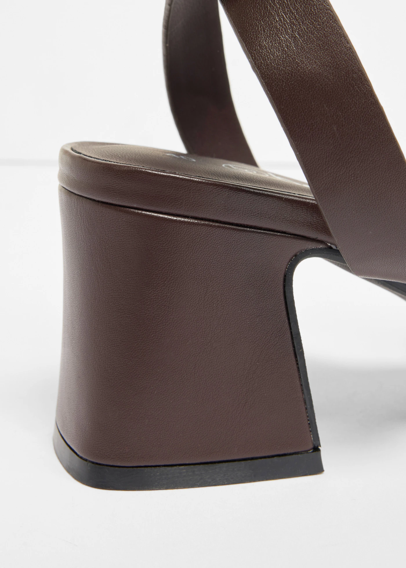 Sandales à talon carré • marron foncé • Boutique bonprix