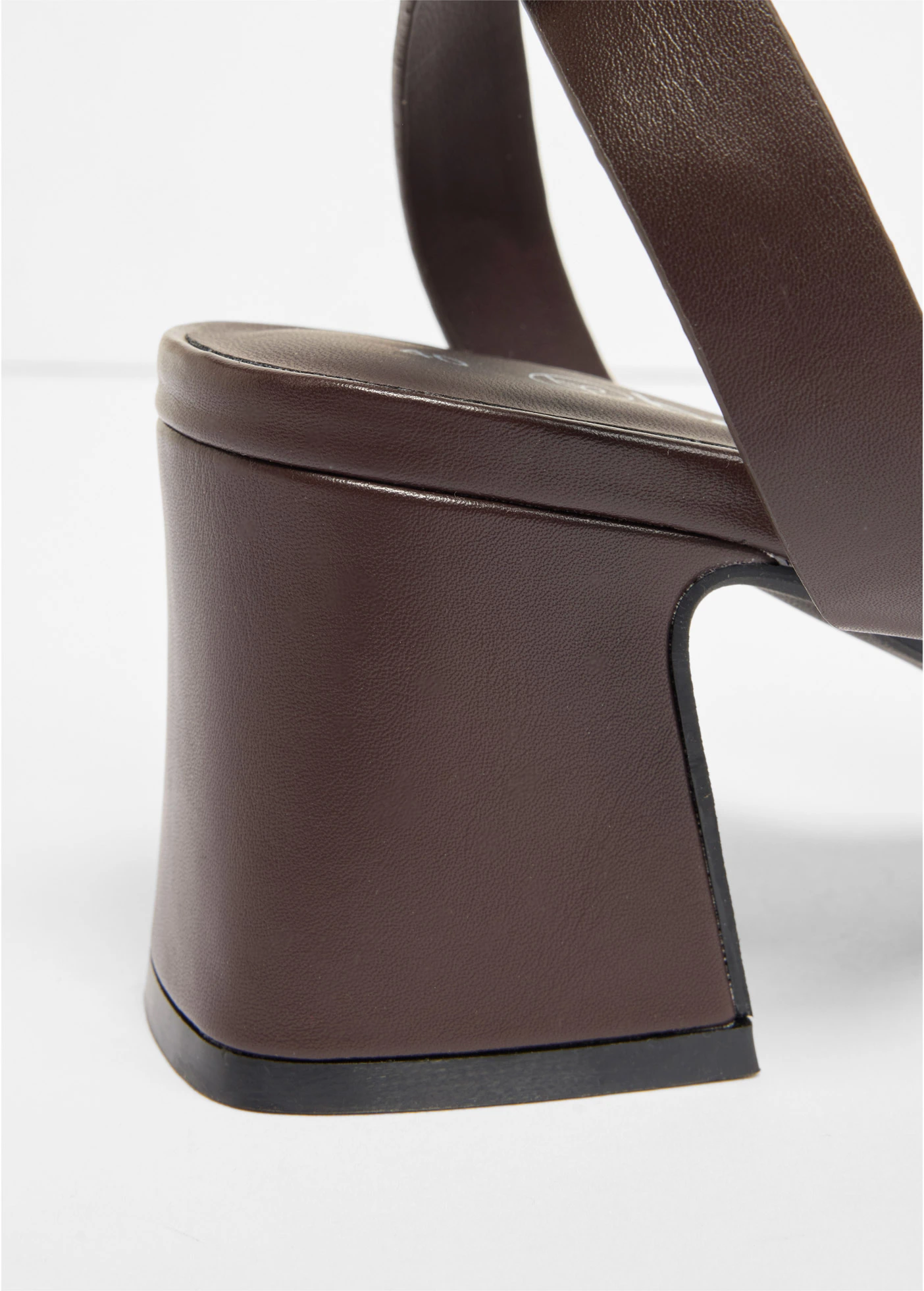 Sandalettes à talon carré • marron foncé • Boutique bonprix