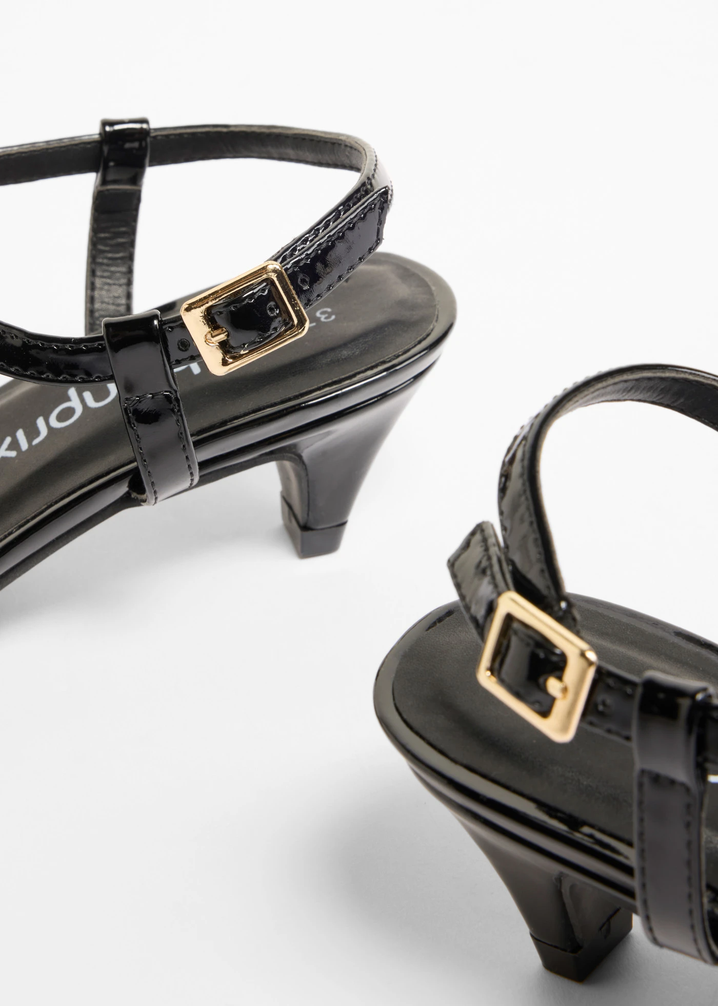 Lodičky s řemínkem přes nárt, s lakovaným vzhledem • černá • bonprix obchod